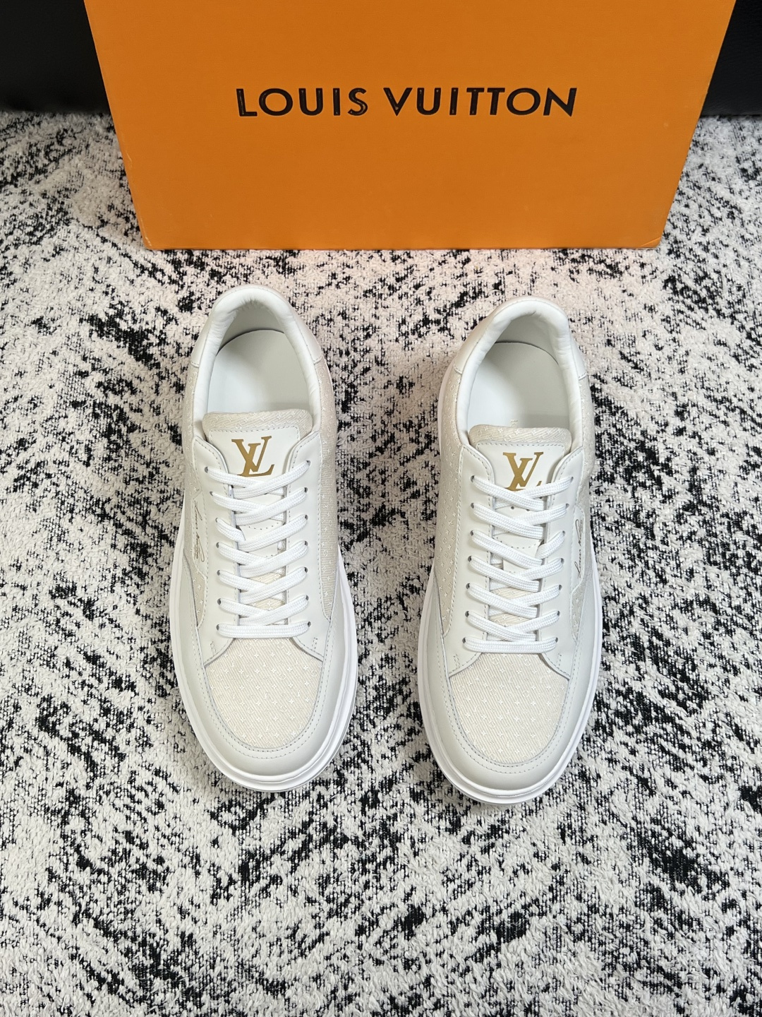Lv  高品质  顶级工艺品  路易威登，运动板鞋专柜同步，鞋面意大利进口，高品质拼接缤纷色彩复杂工艺品，进口牛皮里垫柔