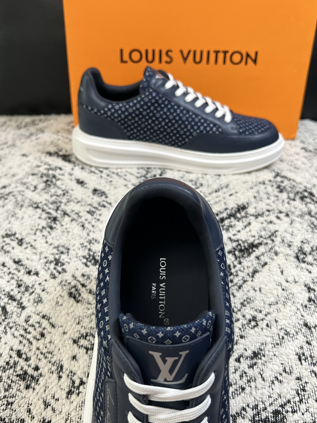 Lv  高品质  顶级工艺品  路易威登，运动板鞋专柜同步，鞋面意大利进口，高品质拼接缤纷色彩复杂工艺品，进口牛皮里垫柔