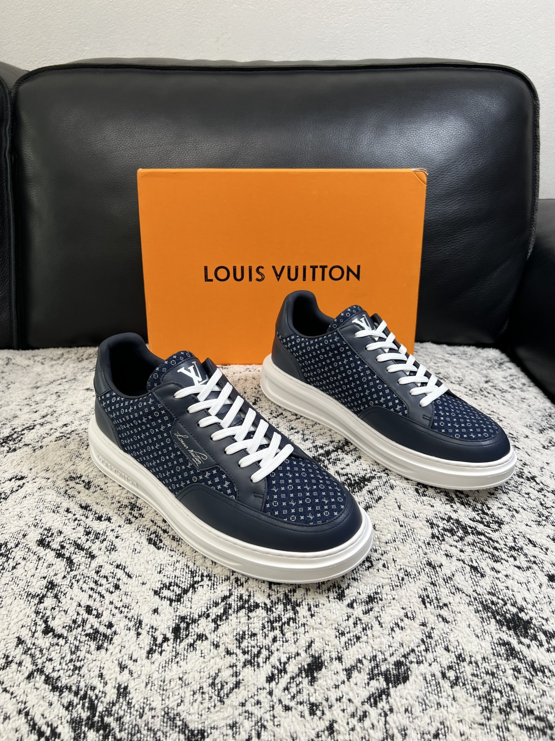 Lv  高品质  顶级工艺品  路易威登，运动板鞋专柜同步，鞋面意大利进口，高品质拼接缤纷色彩复杂工艺品，进口牛皮里垫柔