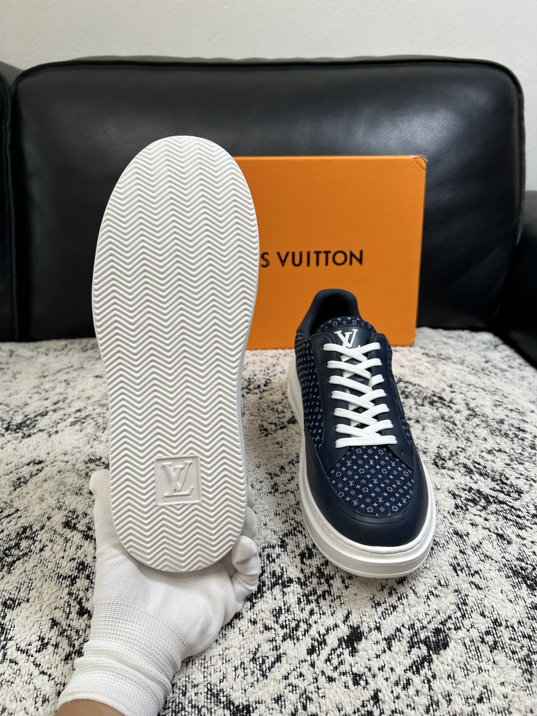 Lv  高品质  顶级工艺品  路易威登，运动板鞋专柜同步，鞋面意大利进口，高品质拼接缤纷色彩复杂工艺品，进口牛皮里垫柔