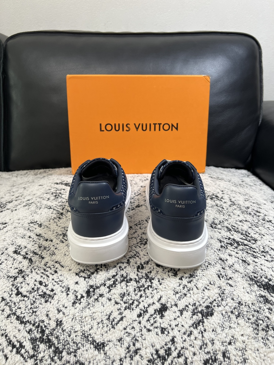 Lv  高品质  顶级工艺品  路易威登，运动板鞋专柜同步，鞋面意大利进口，高品质拼接缤纷色彩复杂工艺品，进口牛皮里垫柔
