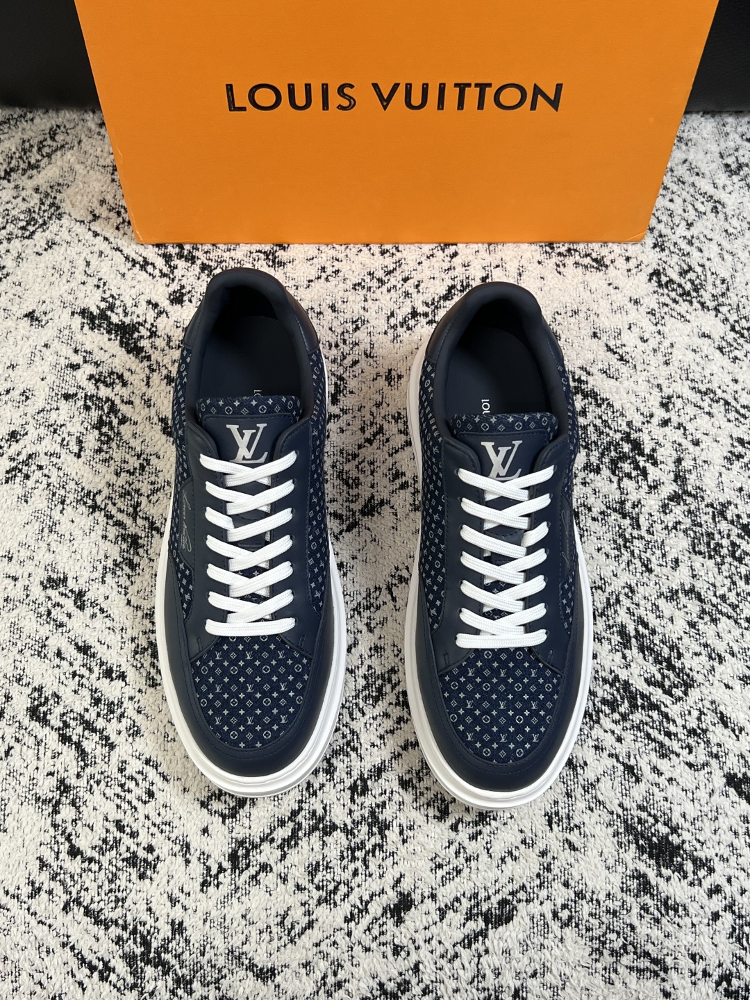 Lv  高品质  顶级工艺品  路易威登，运动板鞋专柜同步，鞋面意大利进口，高品质拼接缤纷色彩复杂工艺品，进口牛皮里垫柔