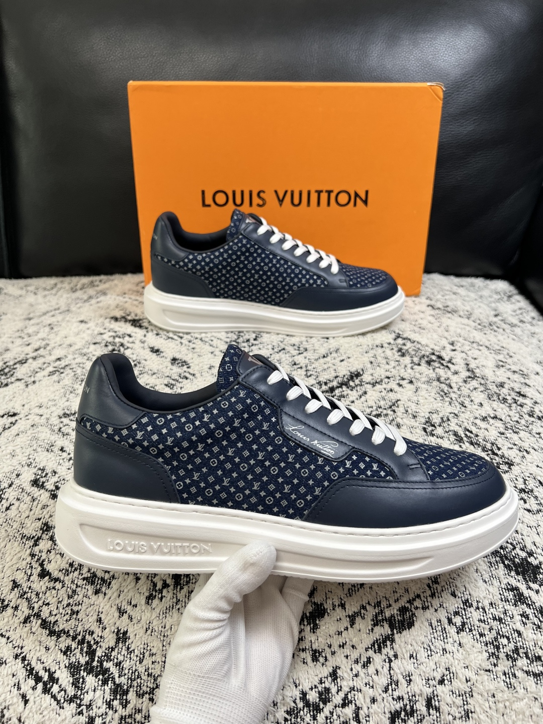 Lv  高品质  顶级工艺品  路易威登，运动板鞋专柜同步，鞋面意大利进口，高品质拼接缤纷色彩复杂工艺品，进口牛皮里垫柔