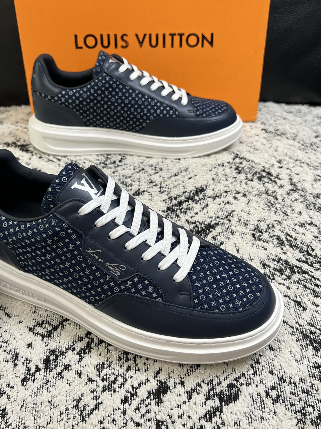 Lv  高品质  顶级工艺品  路易威登，运动板鞋专柜同步，鞋面意大利进口，高品质拼接缤纷色彩复杂工艺品，进口牛皮里垫柔