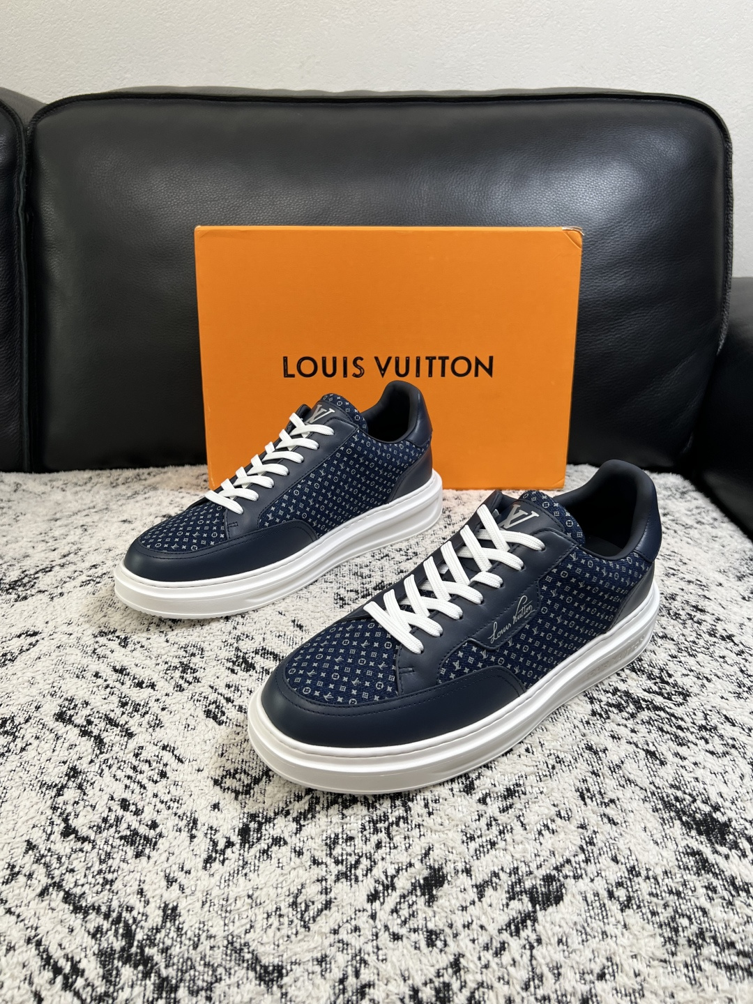 Lv  高品质  顶级工艺品  路易威登，运动板鞋专柜同步，鞋面意大利进口，高品质拼接缤纷色彩复杂工艺品，进口牛皮里垫柔