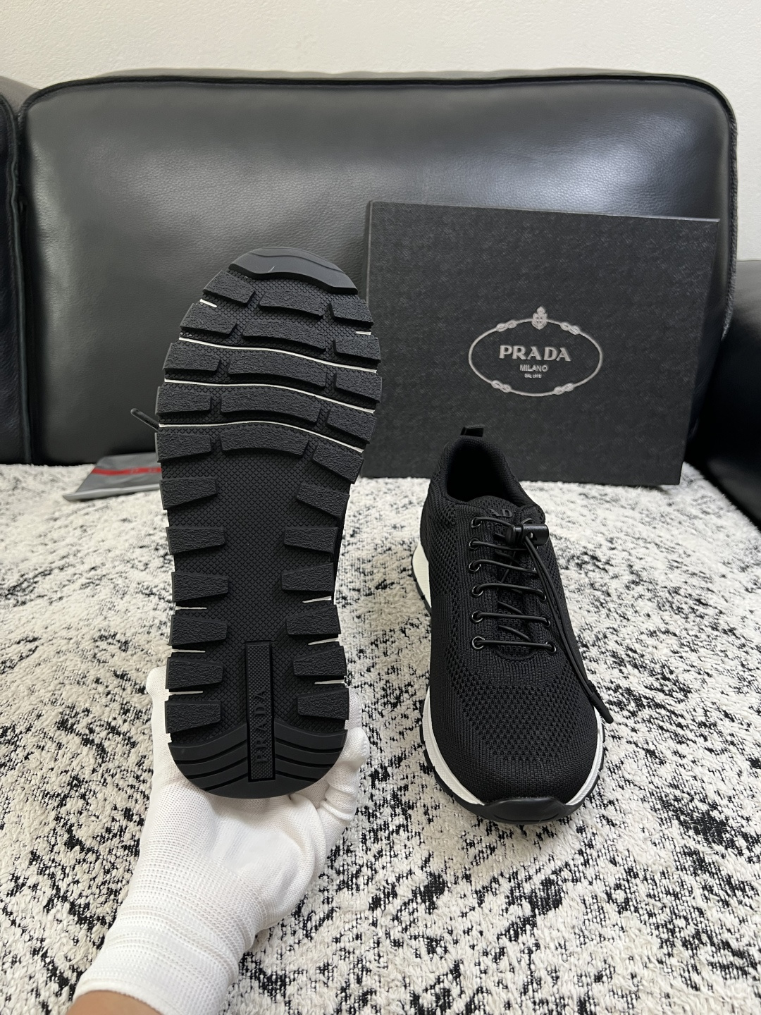 PRADA  高品质  顶级工艺品 普拉达 专柜同步 原厂配置，意大利进口原版飞织面料，透气舒适进口水染牛里垫，鞋底：原