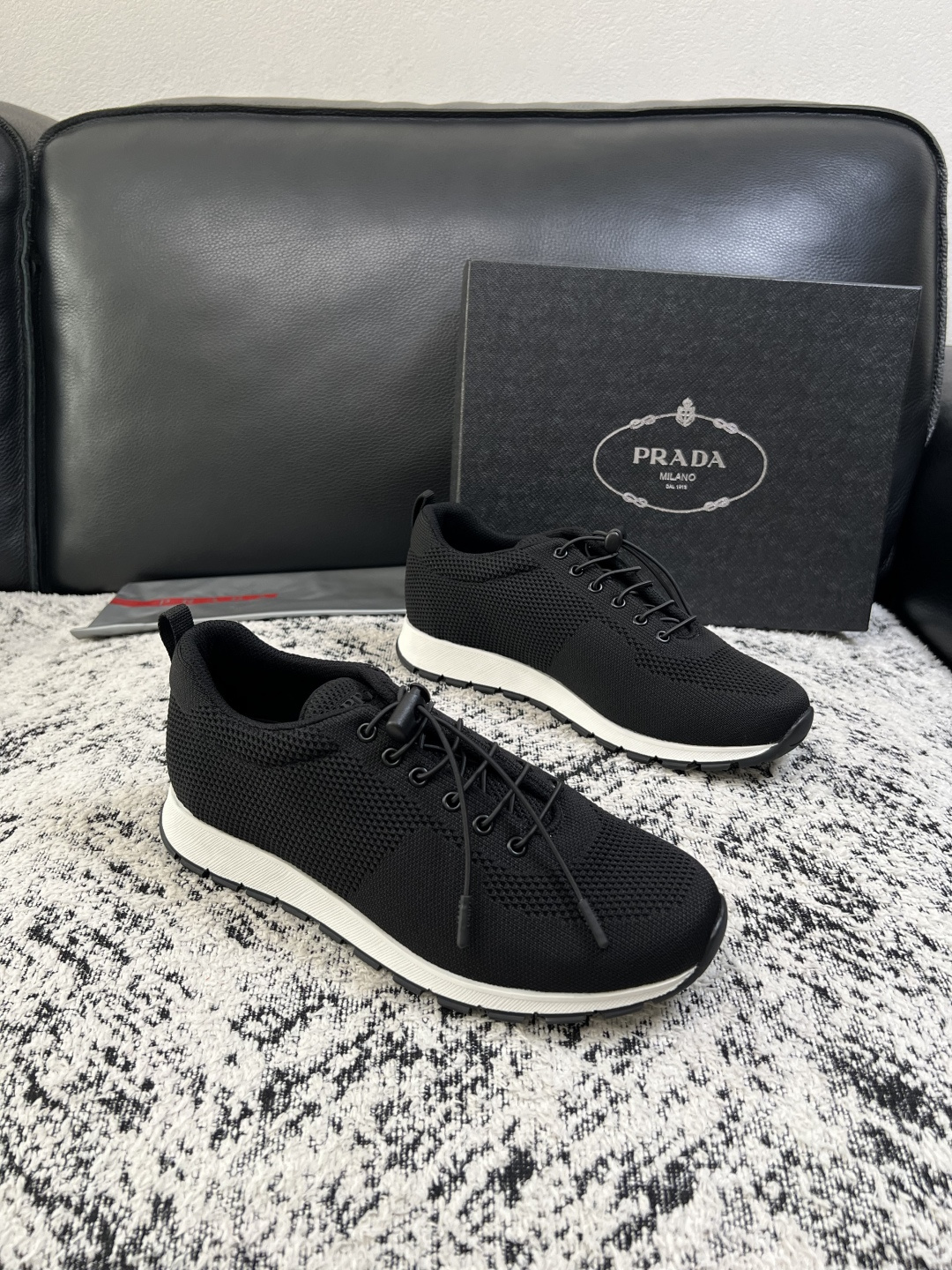 PRADA  高品质  顶级工艺品 普拉达 专柜同步 原厂配置，意大利进口原版飞织面料，透气舒适进口水染牛里垫，鞋底：原