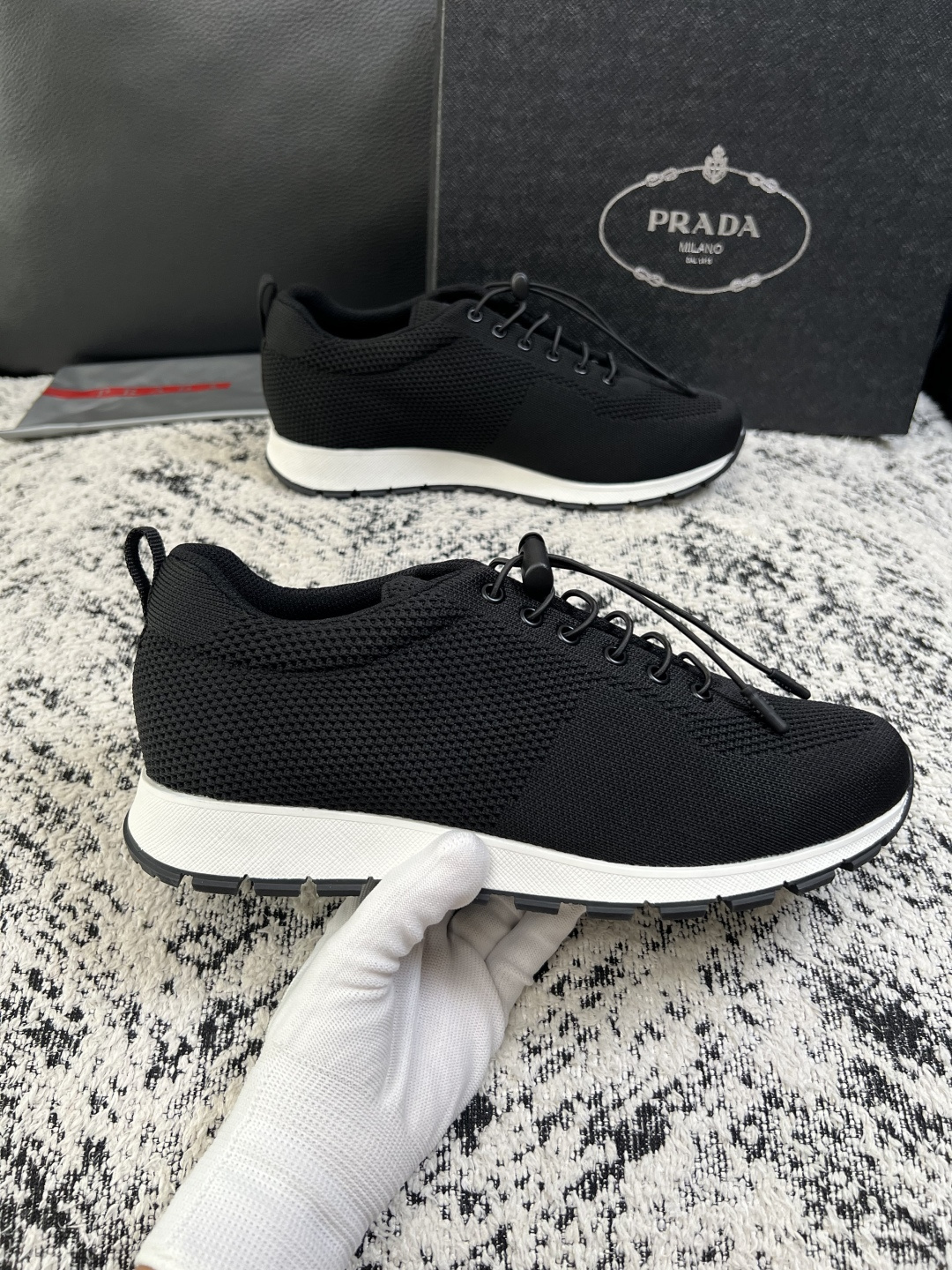 PRADA  高品质  顶级工艺品 普拉达 专柜同步 原厂配置，意大利进口原版飞织面料，透气舒适进口水染牛里垫，鞋底：原