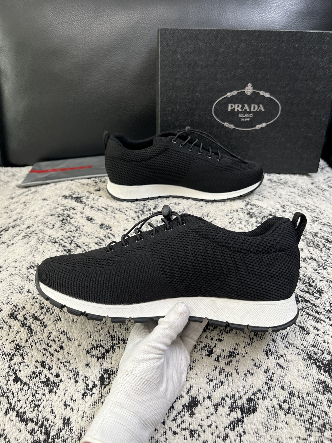 PRADA  高品质  顶级工艺品 普拉达 专柜同步 原厂配置，意大利进口原版飞织面料，透气舒适进口水染牛里垫，鞋底：原