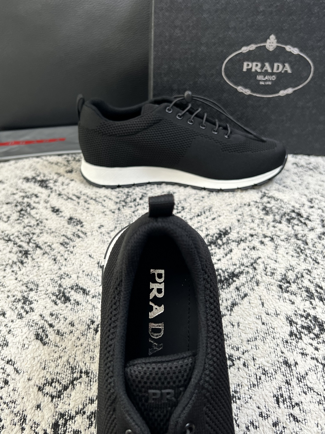 PRADA  高品质  顶级工艺品 普拉达 专柜同步 原厂配置，意大利进口原版飞织面料，透气舒适进口水染牛里垫，鞋底：原