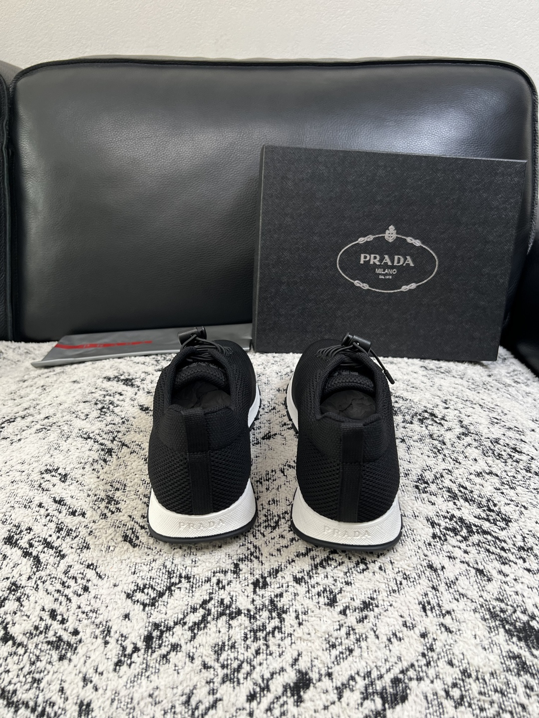 PRADA  高品质  顶级工艺品 普拉达 专柜同步 原厂配置，意大利进口原版飞织面料，透气舒适进口水染牛里垫，鞋底：原