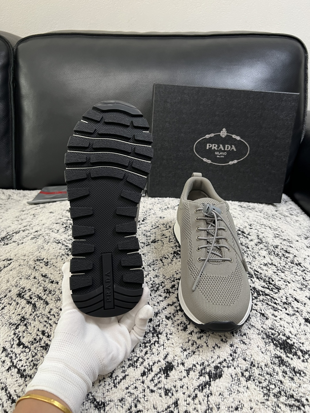 PRADA  高品质  顶级工艺品 普拉达 专柜同步 原厂配置，意大利进口原版飞织面料，透气舒适进口水染牛里垫，鞋底：原