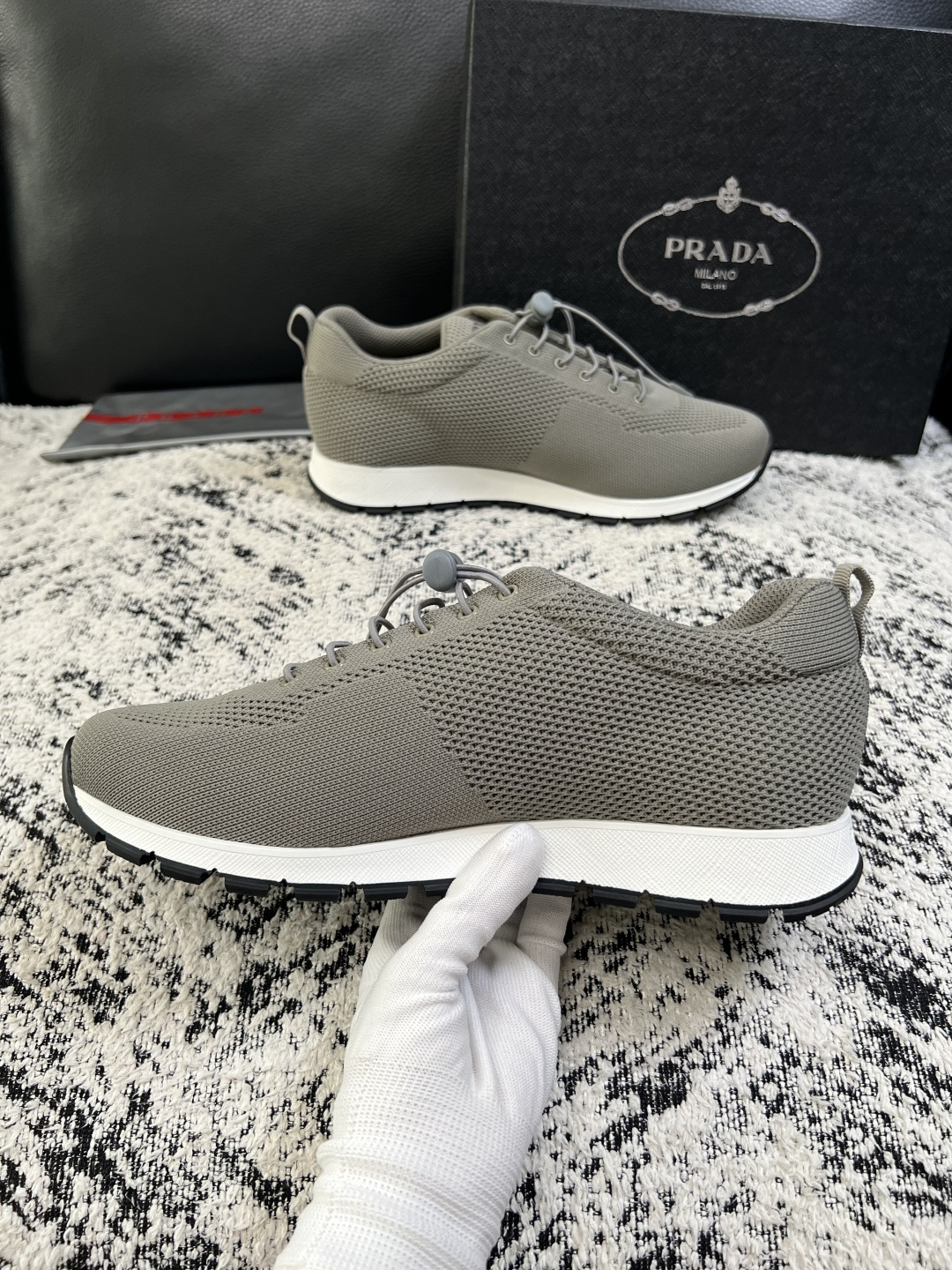 PRADA  高品质  顶级工艺品 普拉达 专柜同步 原厂配置，意大利进口原版飞织面料，透气舒适进口水染牛里垫，鞋底：原