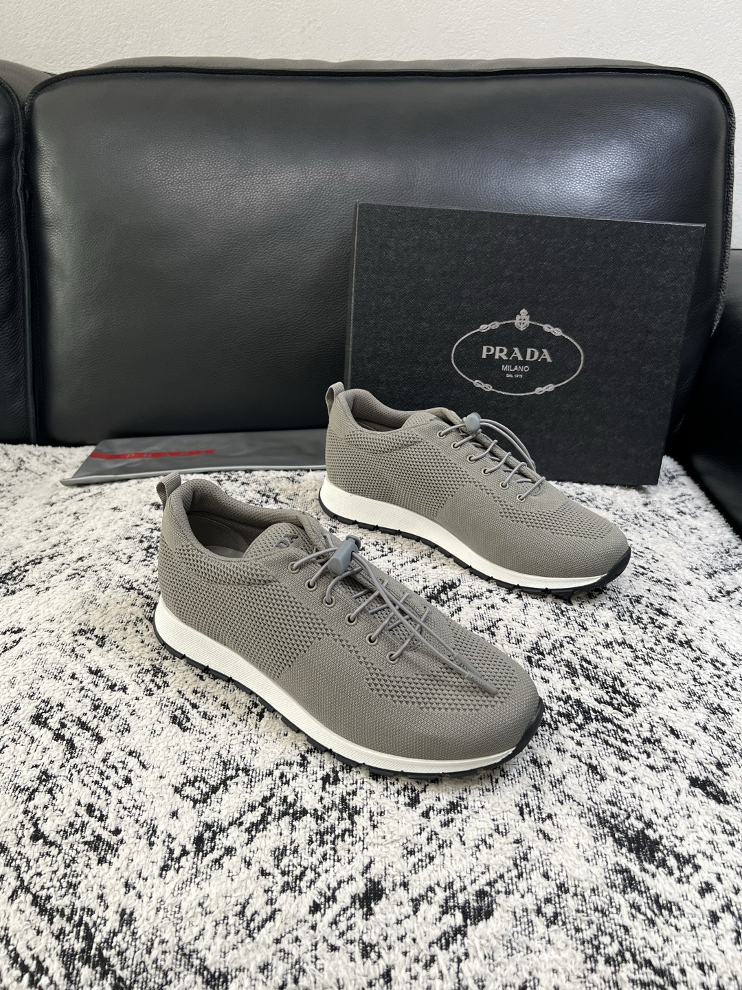 PRADA  高品质  顶级工艺品 普拉达 专柜同步 原厂配置，意大利进口原版飞织面料，透气舒适进口水染牛里垫，鞋底：原
