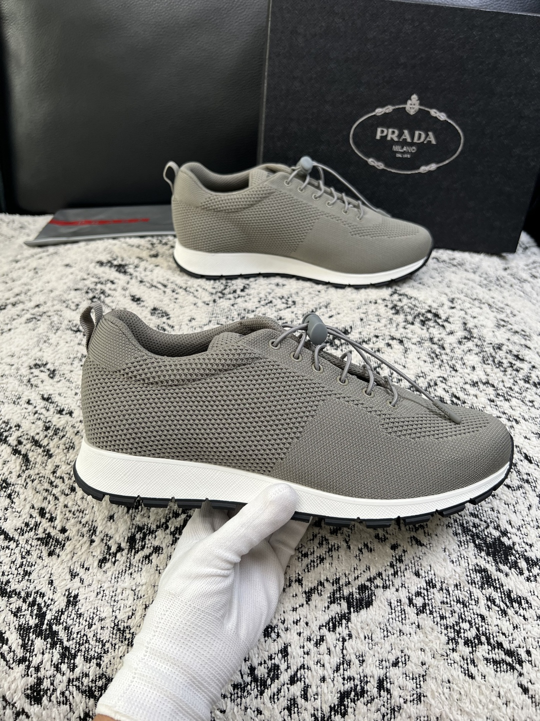 PRADA  高品质  顶级工艺品 普拉达 专柜同步 原厂配置，意大利进口原版飞织面料，透气舒适进口水染牛里垫，鞋底：原