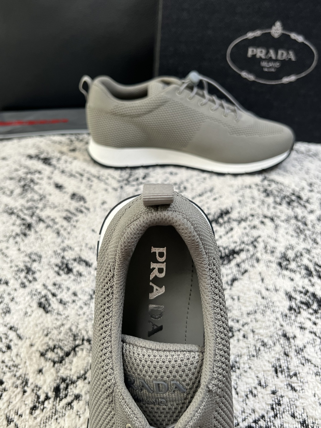 PRADA  高品质  顶级工艺品 普拉达 专柜同步 原厂配置，意大利进口原版飞织面料，透气舒适进口水染牛里垫，鞋底：原