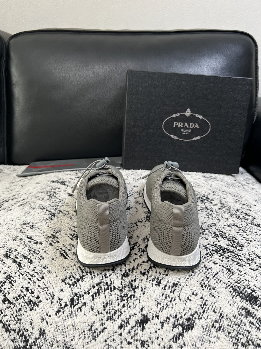 PRADA  高品质  顶级工艺品 普拉达 专柜同步 原厂配置，意大利进口原版飞织面料，透气舒适进口水染牛里垫，鞋底：原