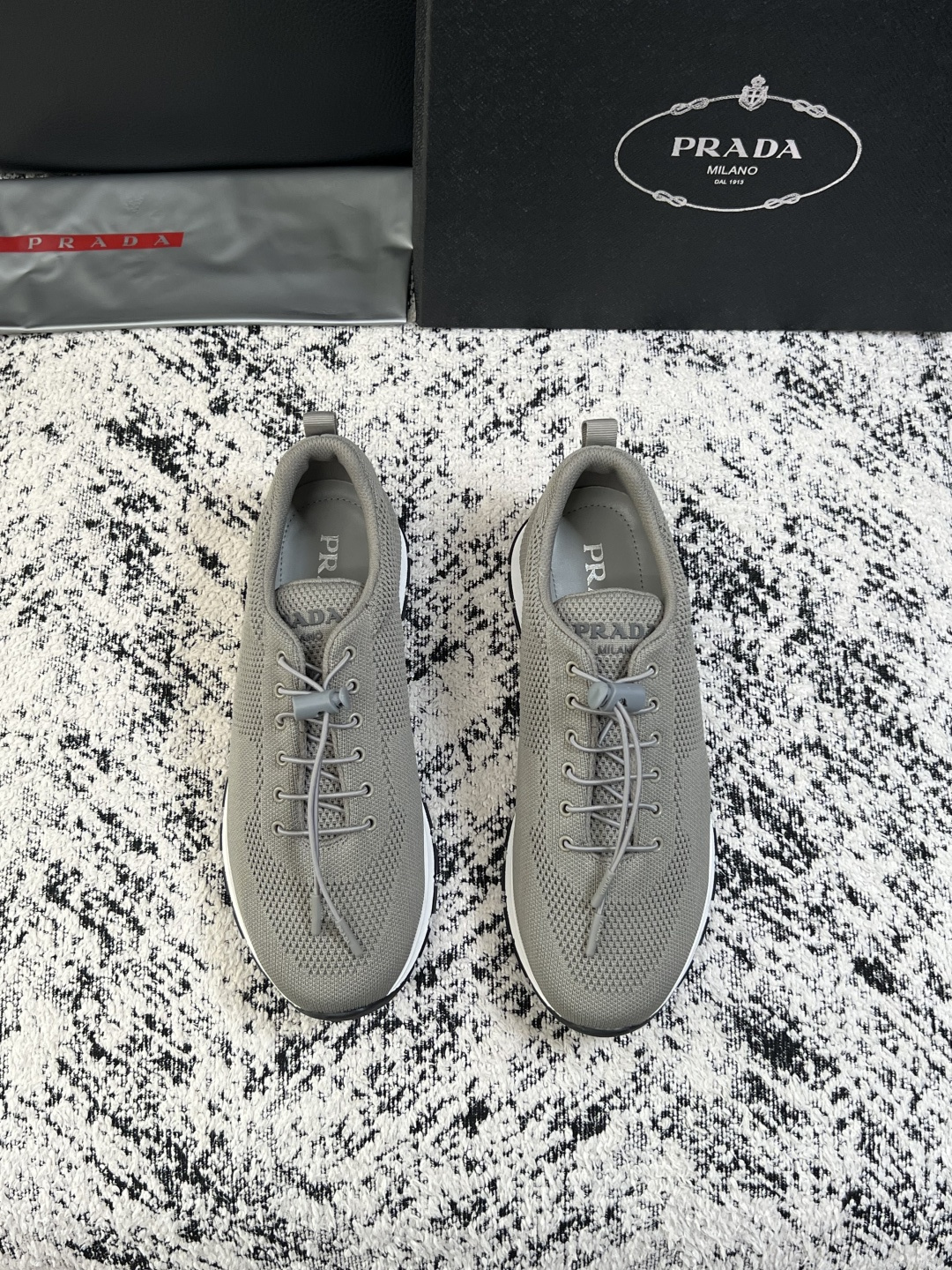 PRADA  高品质  顶级工艺品 普拉达 专柜同步 原厂配置，意大利进口原版飞织面料，透气舒适进口水染牛里垫，鞋底：原