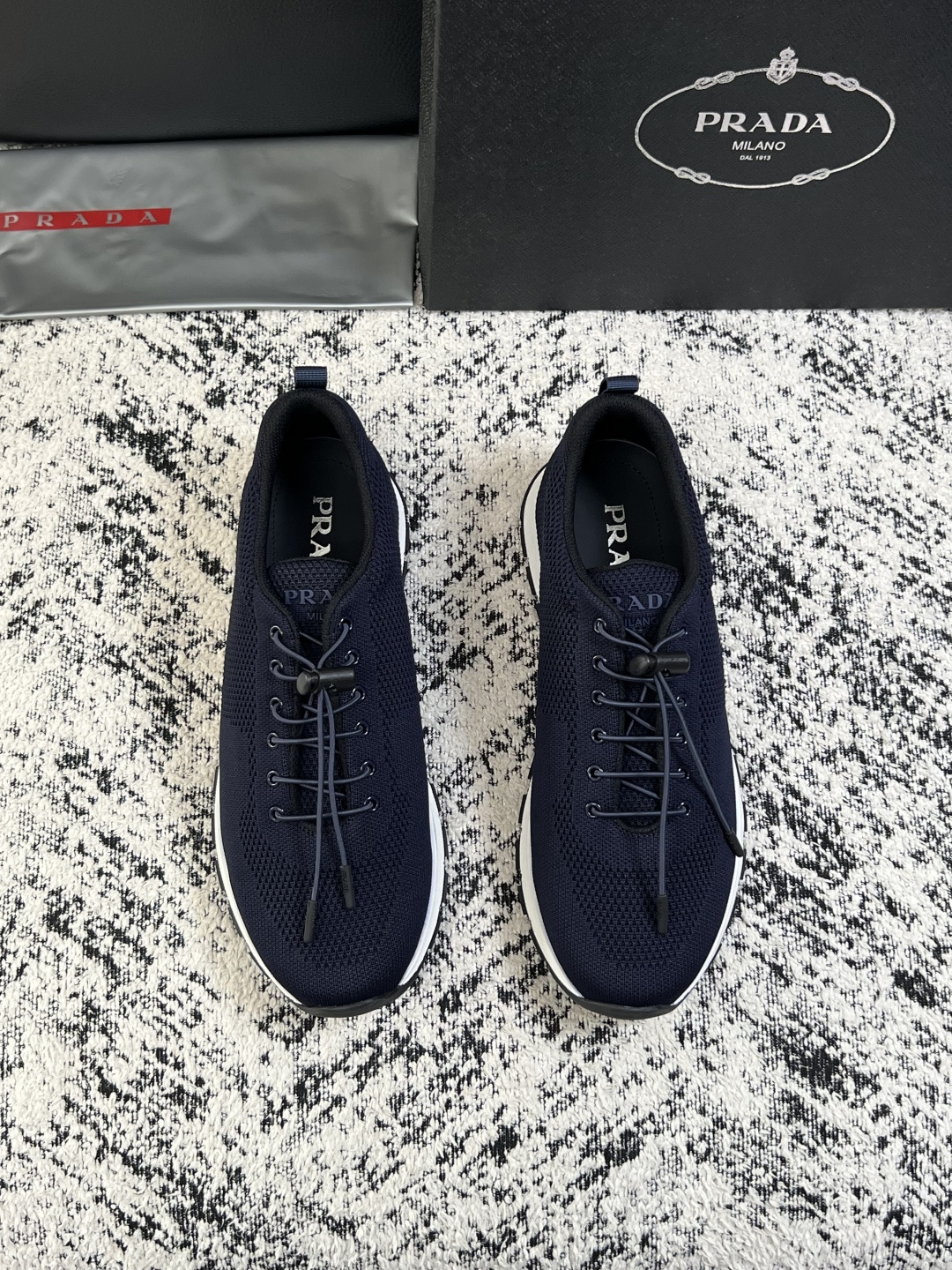 PRADA  高品质  顶级工艺品 普拉达 专柜同步 原厂配置，意大利进口原版飞织面料，透气舒适进口水染牛里垫，鞋底：原