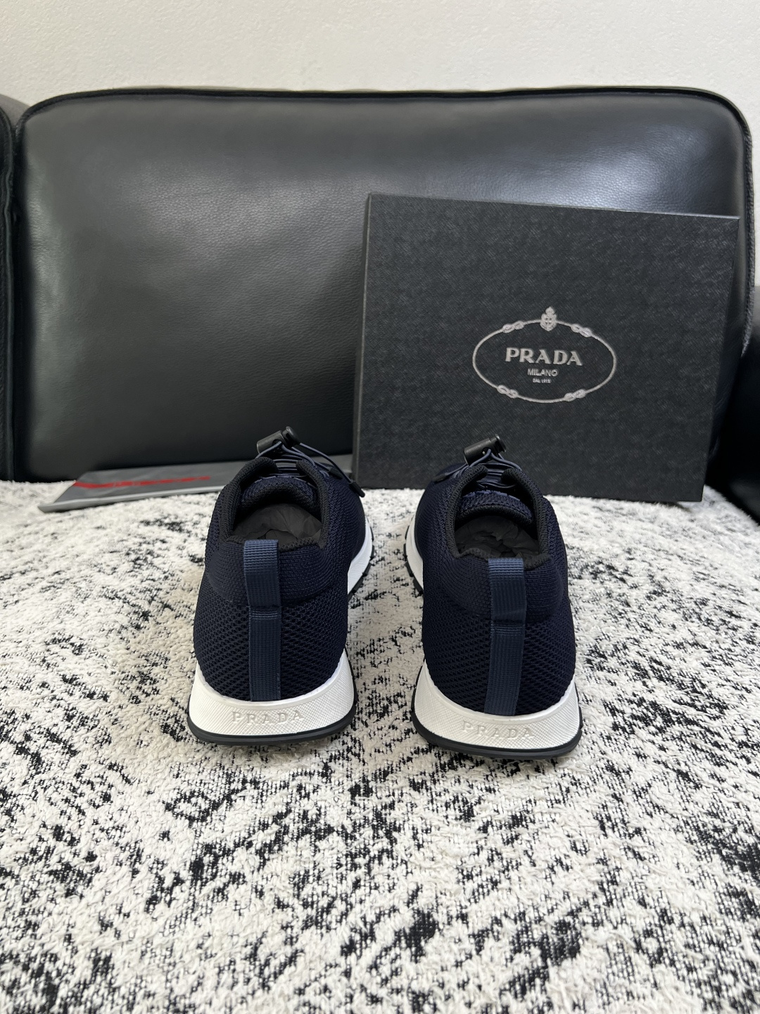 PRADA  高品质  顶级工艺品 普拉达 专柜同步 原厂配置，意大利进口原版飞织面料，透气舒适进口水染牛里垫，鞋底：原