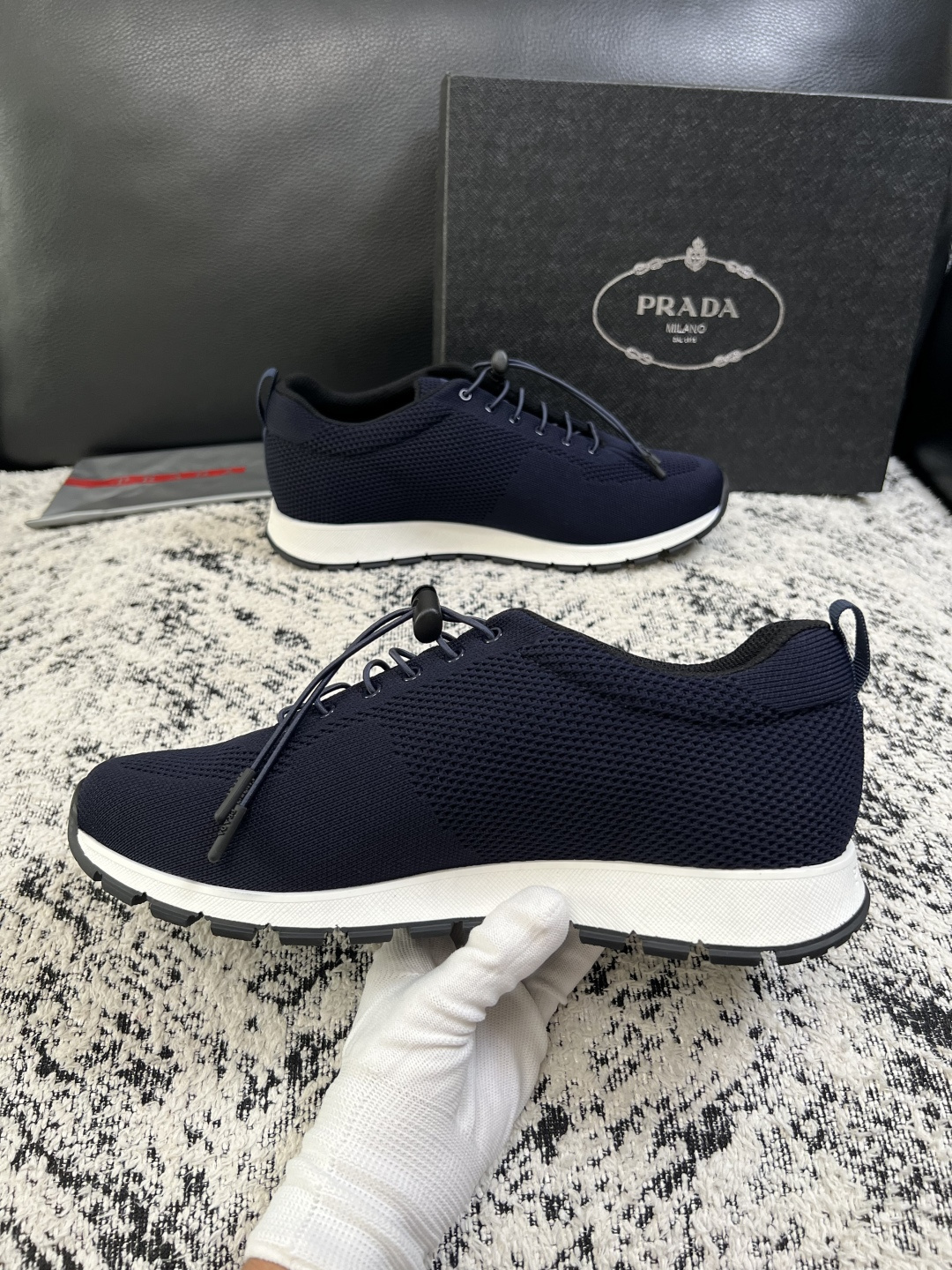 PRADA  高品质  顶级工艺品 普拉达 专柜同步 原厂配置，意大利进口原版飞织面料，透气舒适进口水染牛里垫，鞋底：原