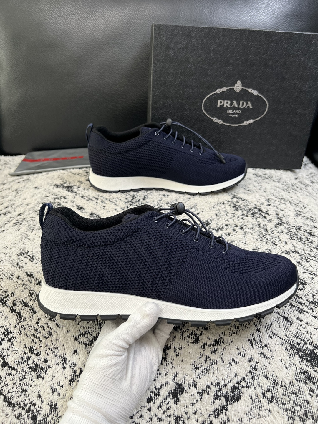 PRADA  高品质  顶级工艺品 普拉达 专柜同步 原厂配置，意大利进口原版飞织面料，透气舒适进口水染牛里垫，鞋底：原