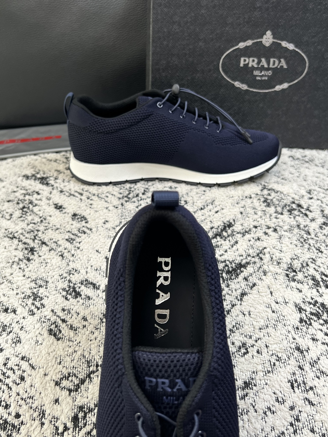 PRADA  高品质  顶级工艺品 普拉达 专柜同步 原厂配置，意大利进口原版飞织面料，透气舒适进口水染牛里垫，鞋底：原