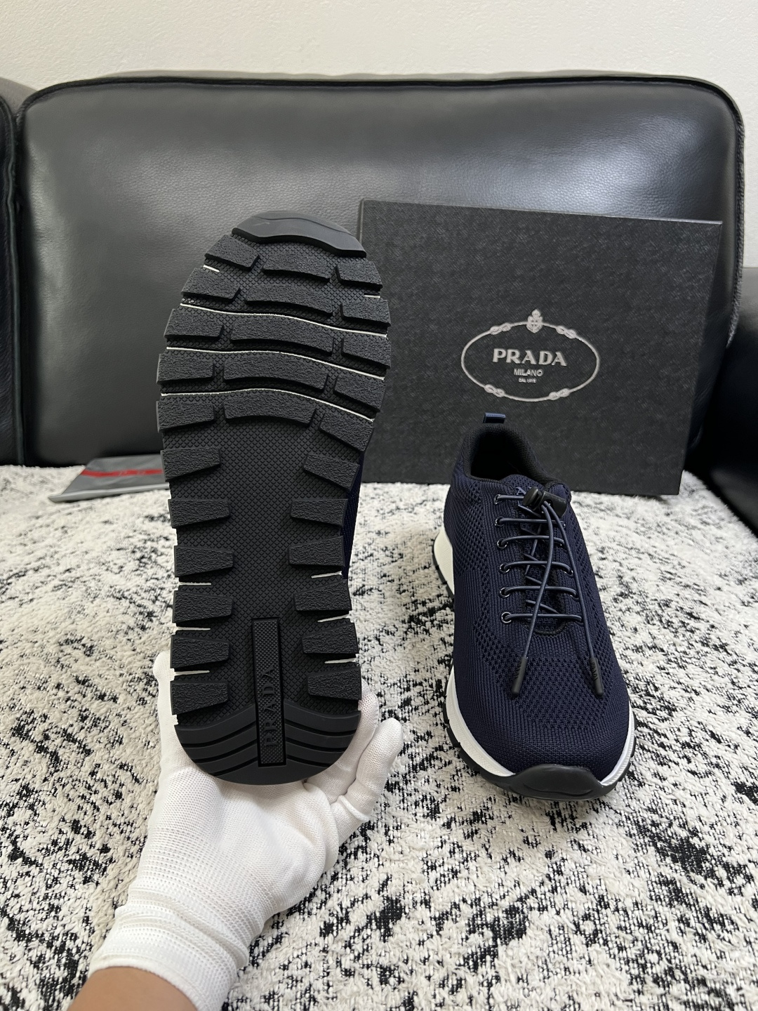 PRADA  高品质  顶级工艺品 普拉达 专柜同步 原厂配置，意大利进口原版飞织面料，透气舒适进口水染牛里垫，鞋底：原