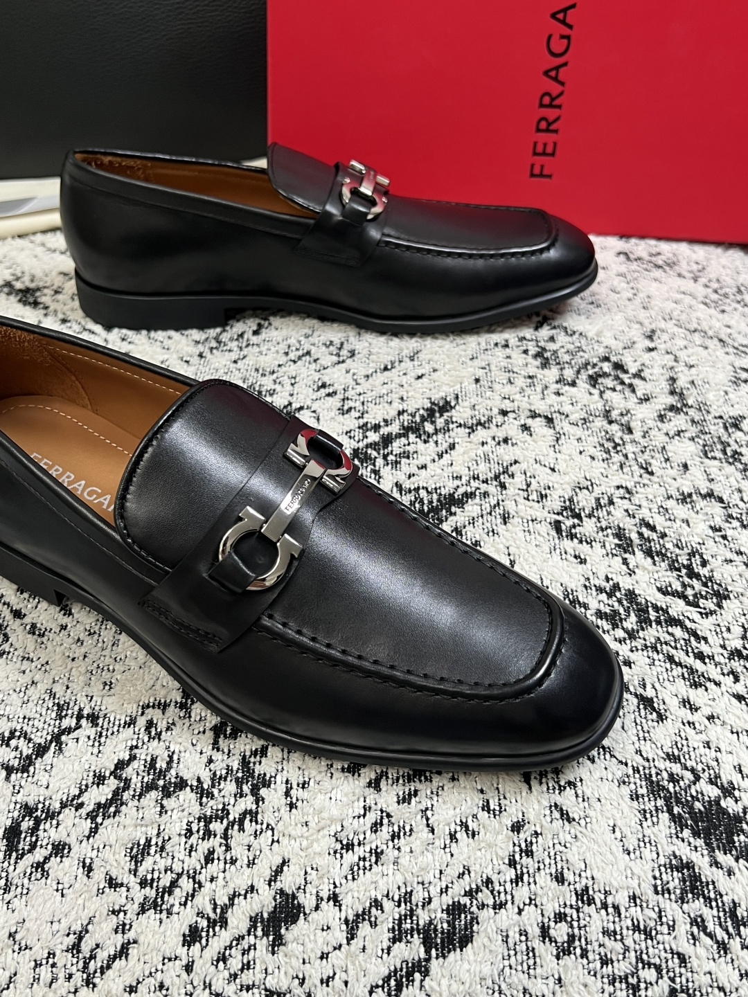 Ferragamo  高品质  顶级工艺品  菲拉格慕  皮鞋专柜同步发售原厂配置，意大利进口原版牛皮，进口水染牛里 ，