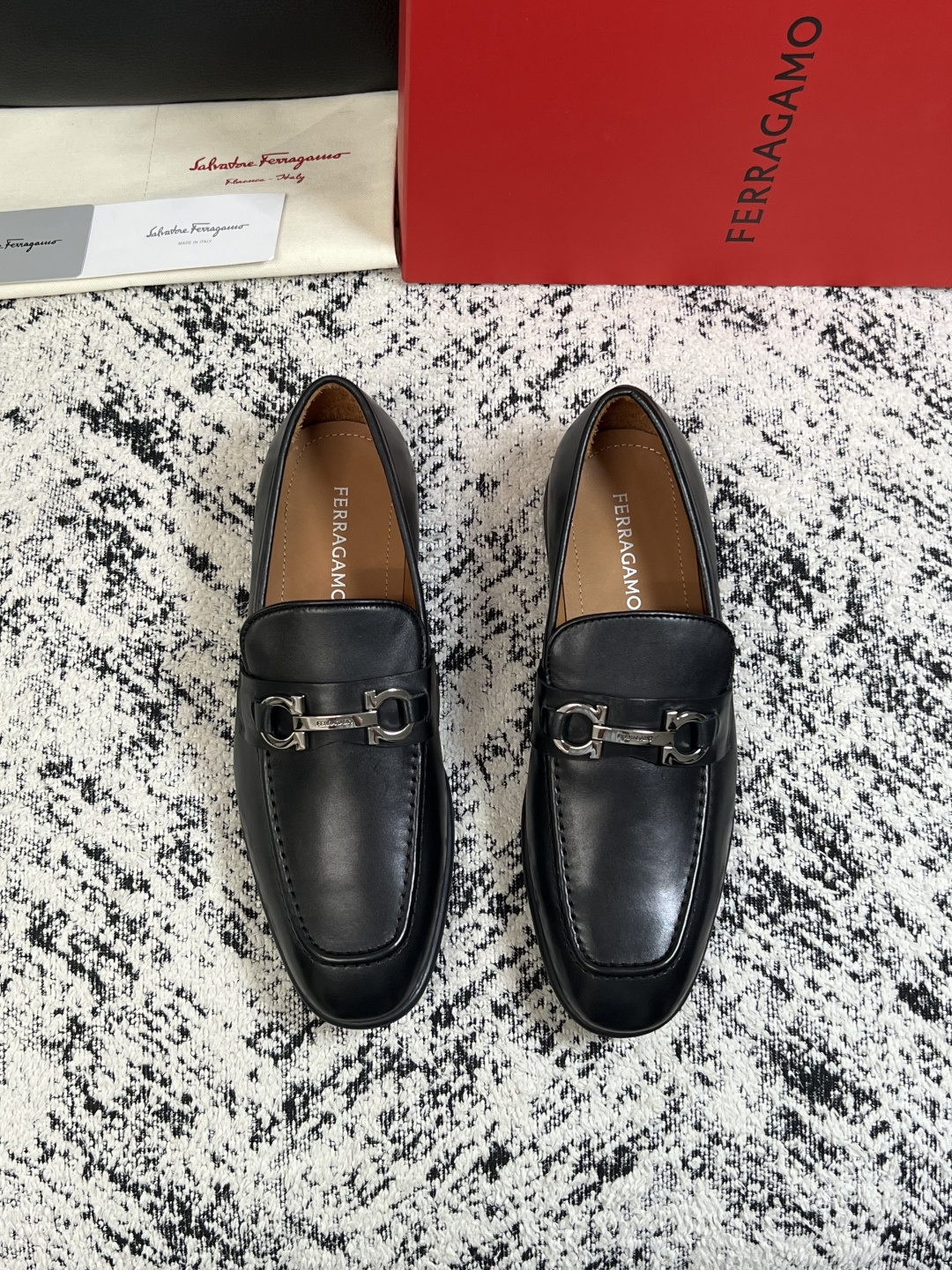 Ferragamo  高品质  顶级工艺品  菲拉格慕  皮鞋专柜同步发售原厂配置，意大利进口原版牛皮，进口水染牛里 ，