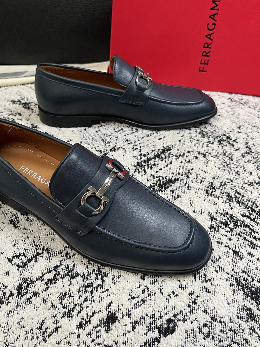 Ferragamo  高品质  顶级工艺品  菲拉格慕  皮鞋专柜同步发售原厂配置，意大利进口原版牛皮，进口水染牛里 ，