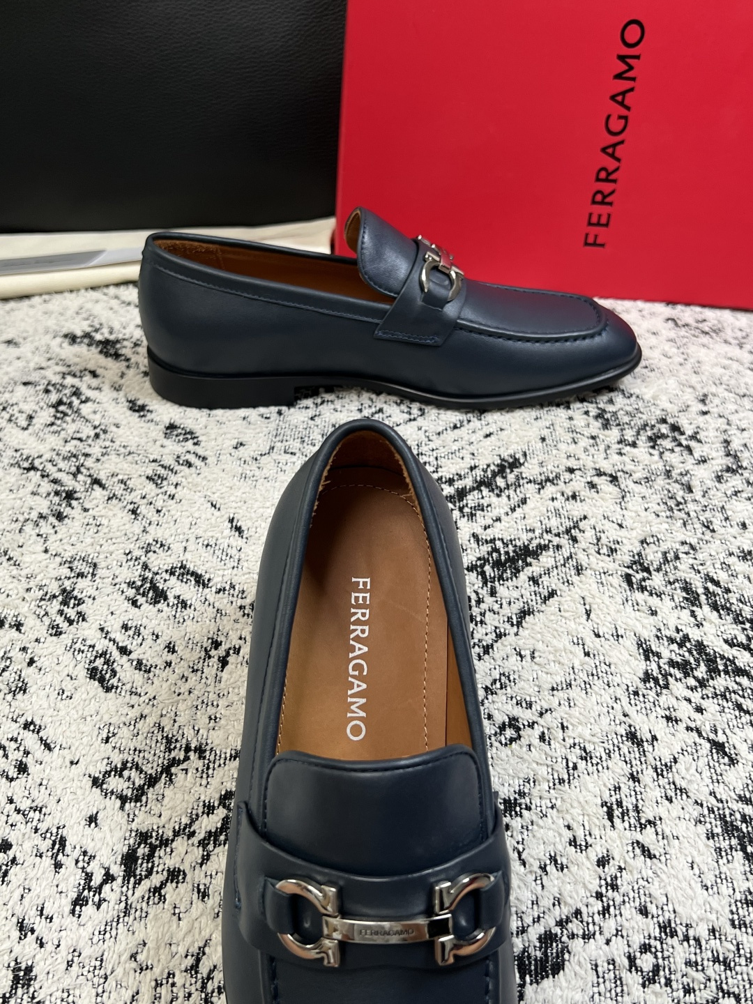 Ferragamo  高品质  顶级工艺品  菲拉格慕  皮鞋专柜同步发售原厂配置，意大利进口原版牛皮，进口水染牛里 ，