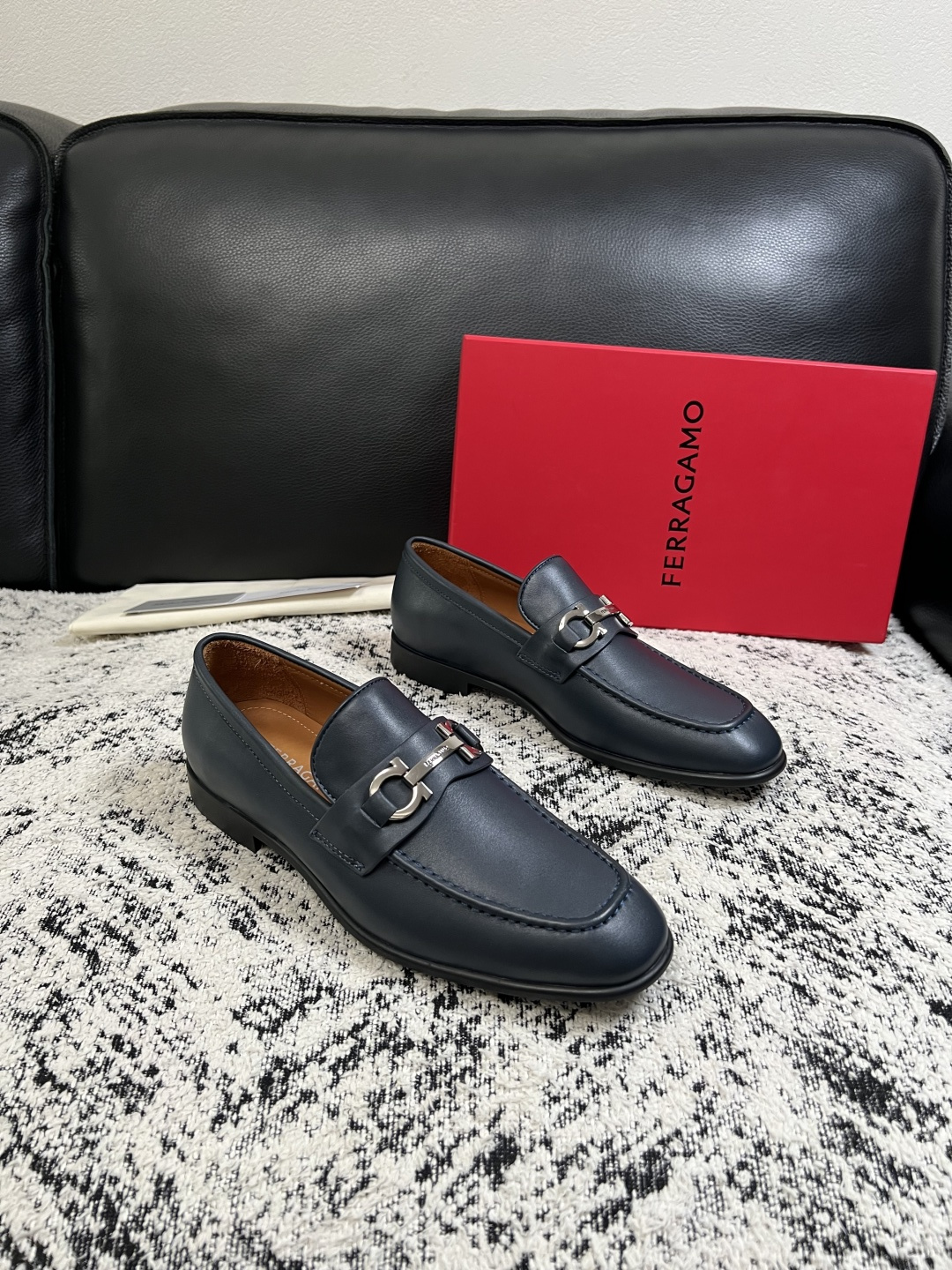 Ferragamo  高品质  顶级工艺品  菲拉格慕  皮鞋专柜同步发售原厂配置，意大利进口原版牛皮，进口水染牛里 ，