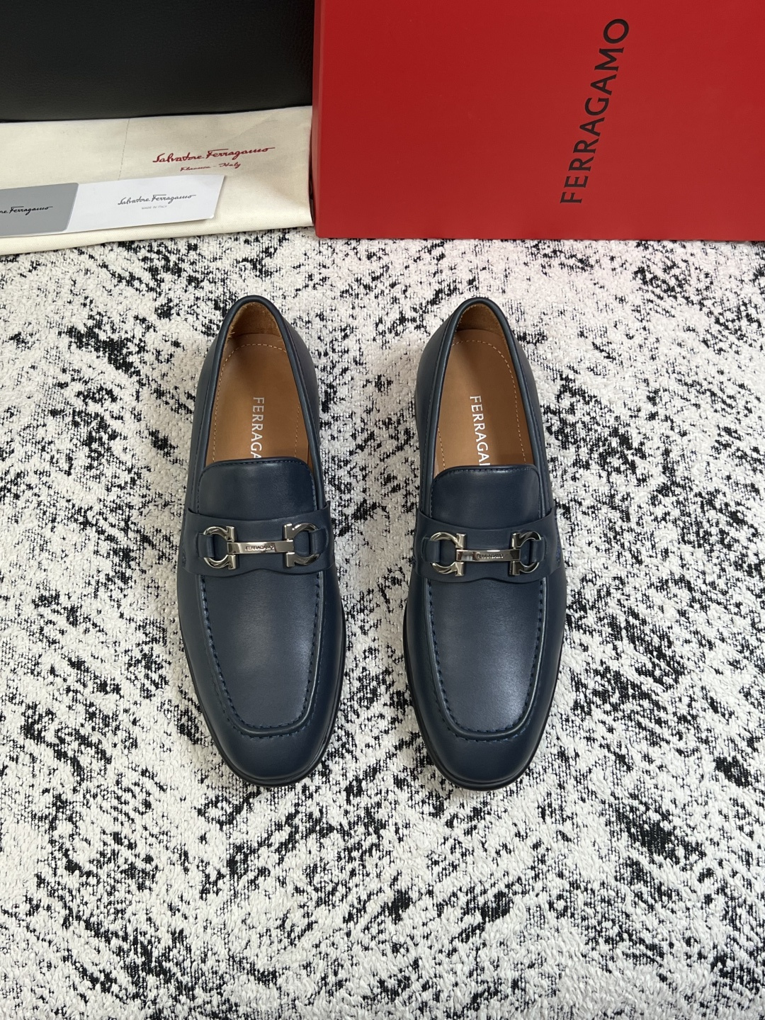Ferragamo  高品质  顶级工艺品  菲拉格慕  皮鞋专柜同步发售原厂配置，意大利进口原版牛皮，进口水染牛里 ，