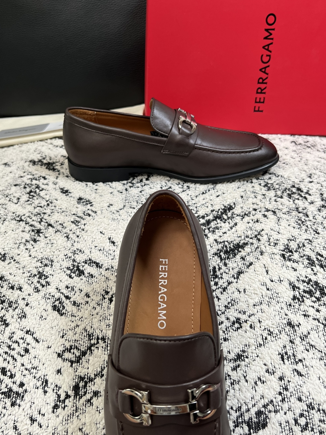 Ferragamo  高品质  顶级工艺品  菲拉格慕  皮鞋专柜同步发售原厂配置，意大利进口原版牛皮，进口水染牛里 ，