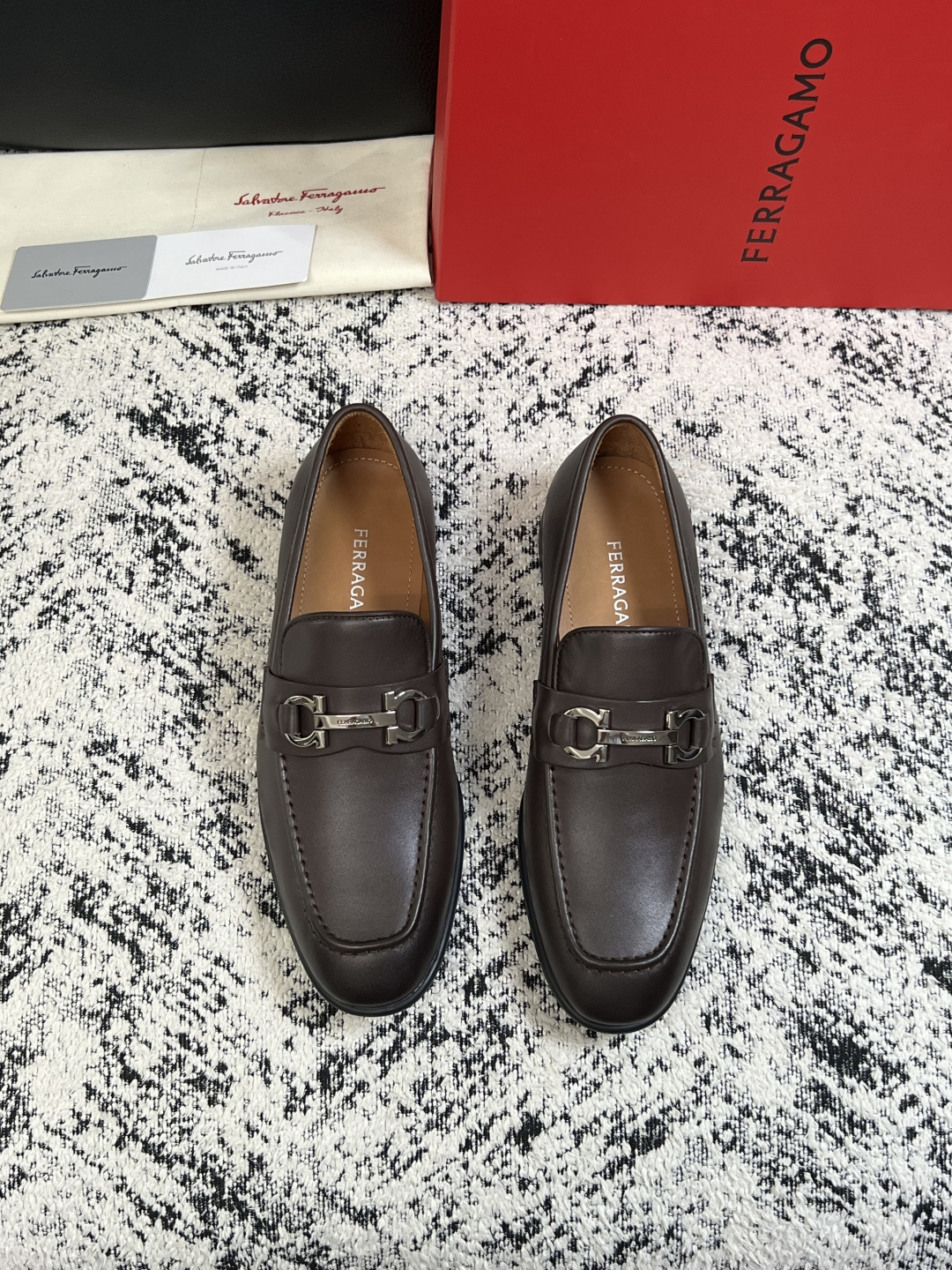 Ferragamo  高品质  顶级工艺品  菲拉格慕  皮鞋专柜同步发售原厂配置，意大利进口原版牛皮，进口水染牛里 ，
