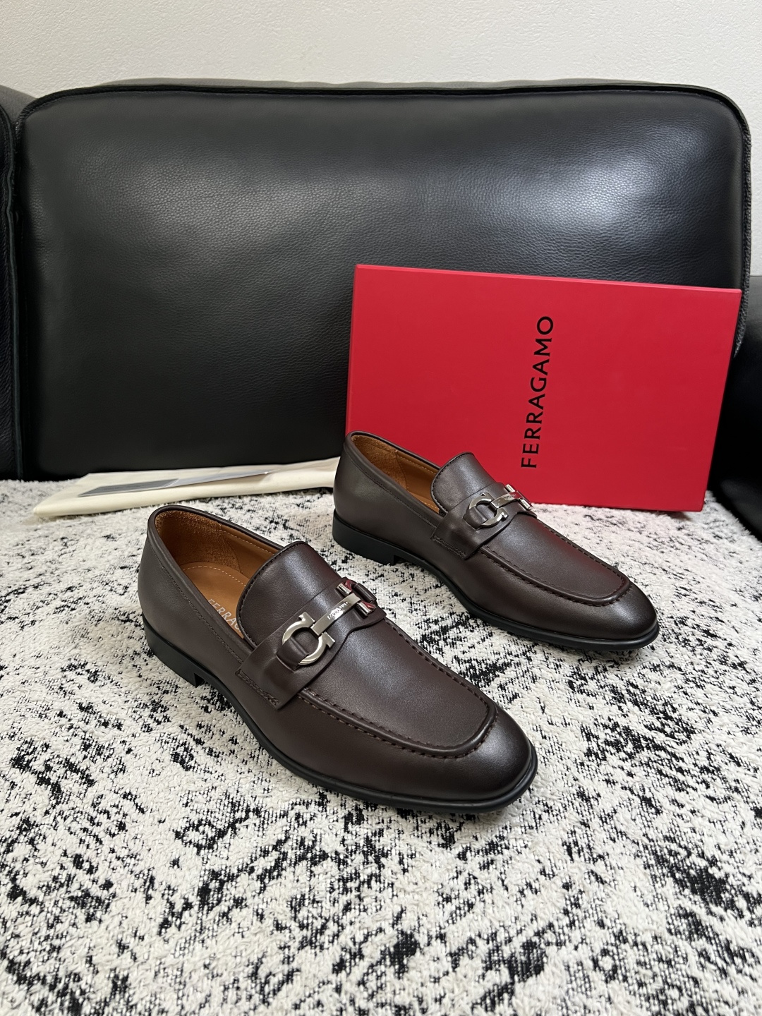 Ferragamo  高品质  顶级工艺品  菲拉格慕  皮鞋专柜同步发售原厂配置，意大利进口原版牛皮，进口水染牛里 ，