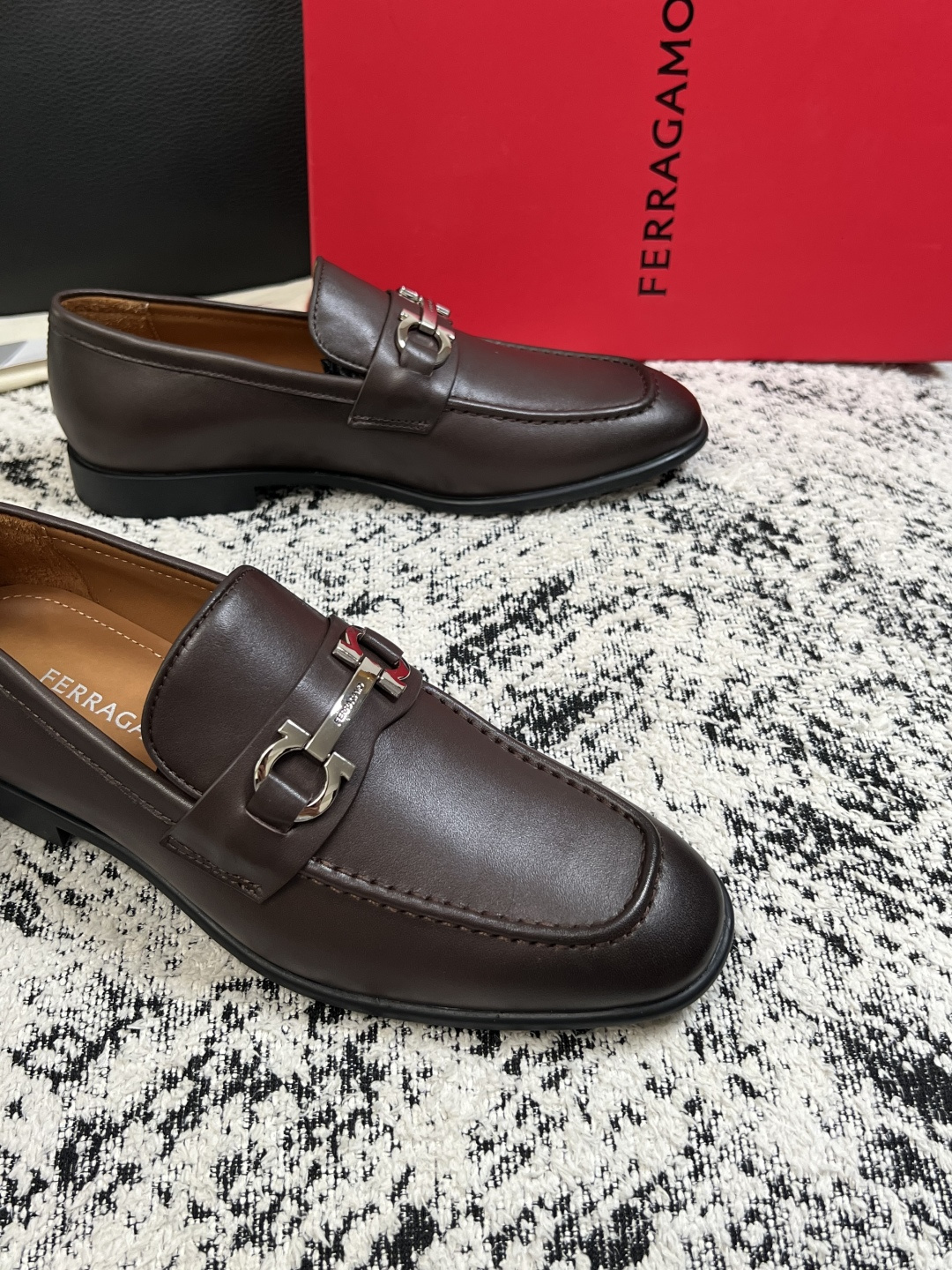 Ferragamo  高品质  顶级工艺品  菲拉格慕  皮鞋专柜同步发售原厂配置，意大利进口原版牛皮，进口水染牛里 ，