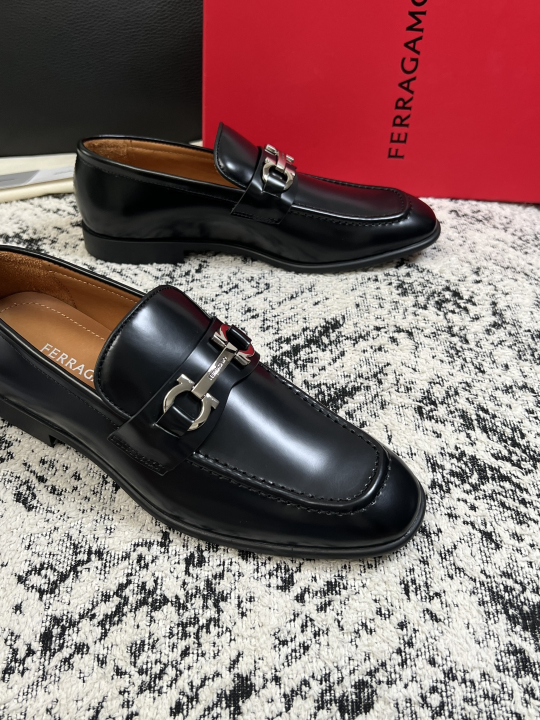 Ferragamo  高品质  顶级工艺品  菲拉格慕  皮鞋专柜同步发售原厂配置，意大利进口原版牛皮，进口水染牛里 ，