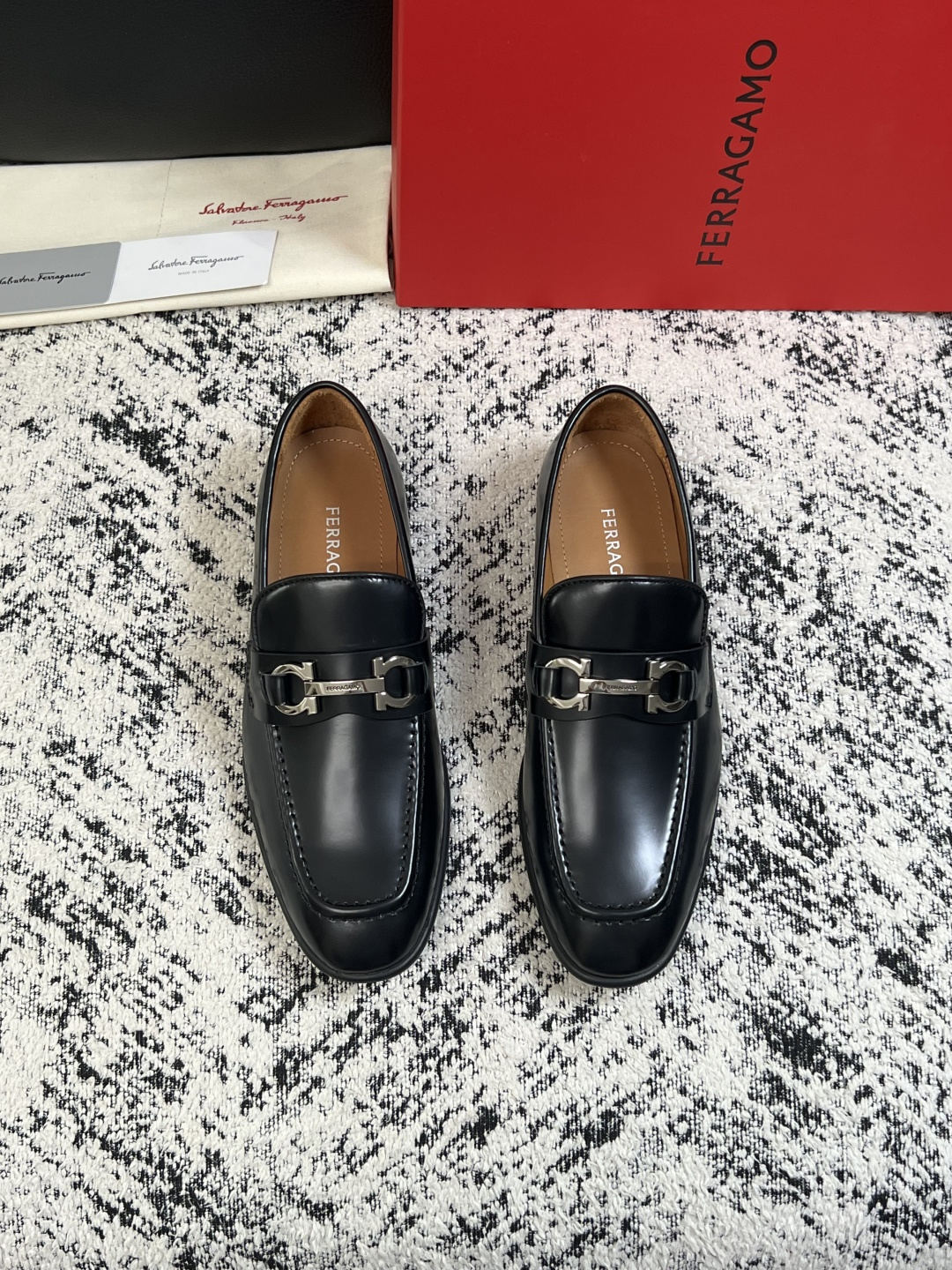 Ferragamo  高品质  顶级工艺品  菲拉格慕  皮鞋专柜同步发售原厂配置，意大利进口原版牛皮，进口水染牛里 ，