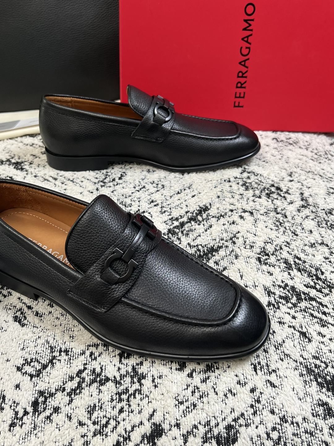Ferragamo  高品质  顶级工艺品  菲拉格慕  皮鞋专柜同步发售原厂配置，意大利进口原版牛皮，进口水染牛里 ，