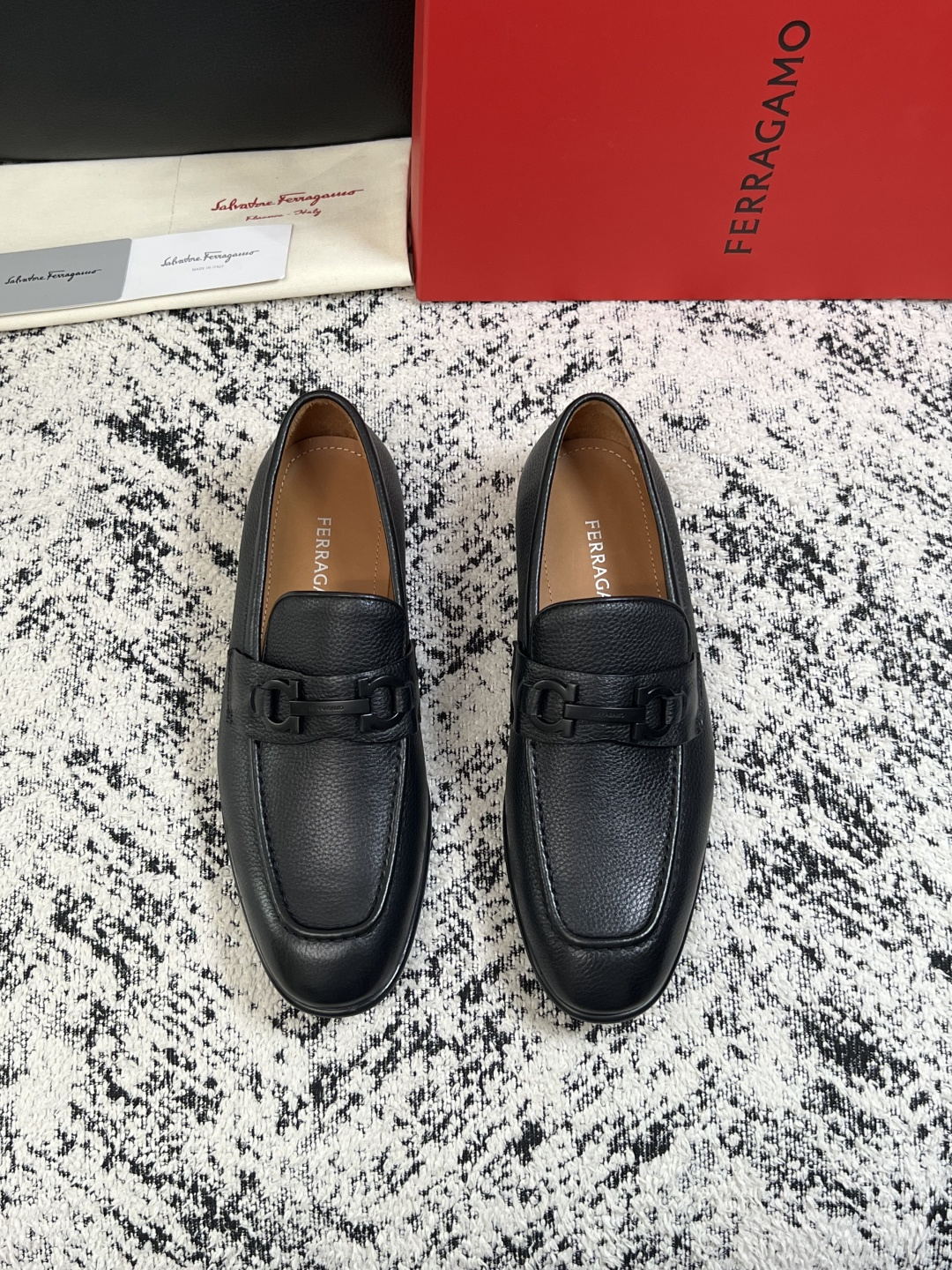 Ferragamo  高品质  顶级工艺品  菲拉格慕  皮鞋专柜同步发售原厂配置，意大利进口原版牛皮，进口水染牛里 ，