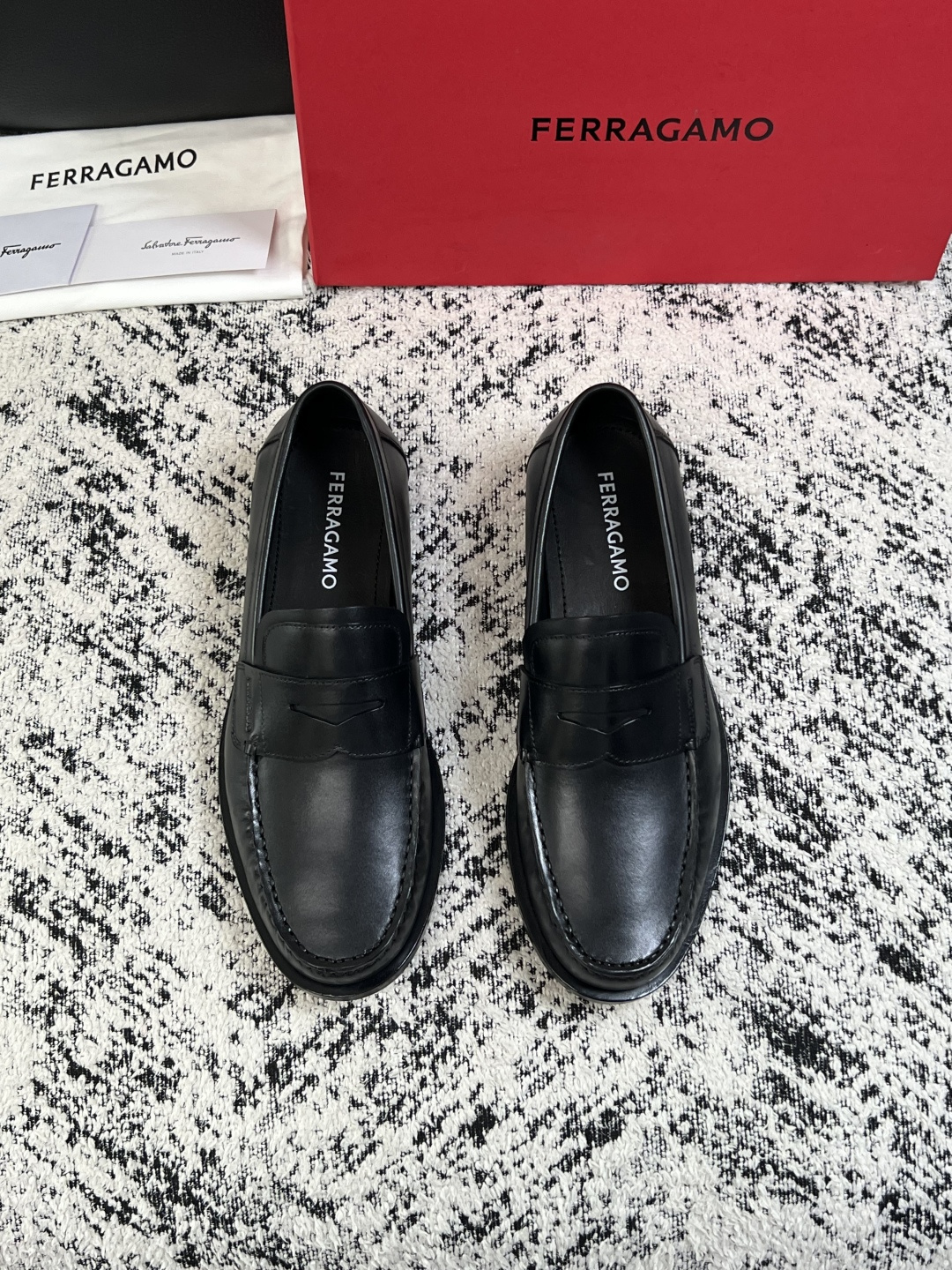 Ferragamo  高品质  顶级工艺品  菲拉格慕  皮鞋专柜同步发售原厂配置，意大利进口原版牛皮，进口水染牛里 ，