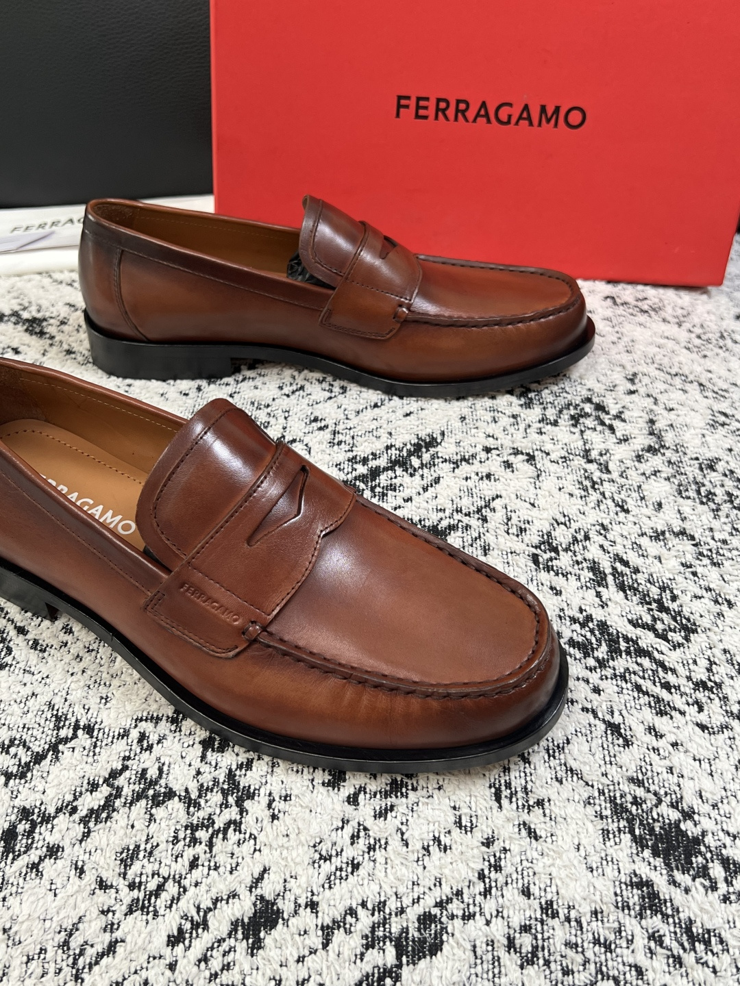 Ferragamo  高品质  顶级工艺品  菲拉格慕  皮鞋专柜同步发售原厂配置，意大利进口原版牛皮，进口水染牛里 ，