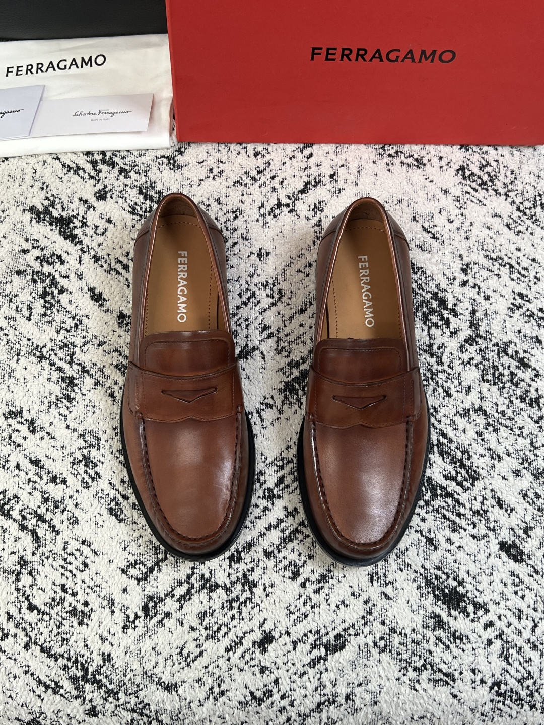 Ferragamo  高品质  顶级工艺品  菲拉格慕  皮鞋专柜同步发售原厂配置，意大利进口原版牛皮，进口水染牛里 ，
