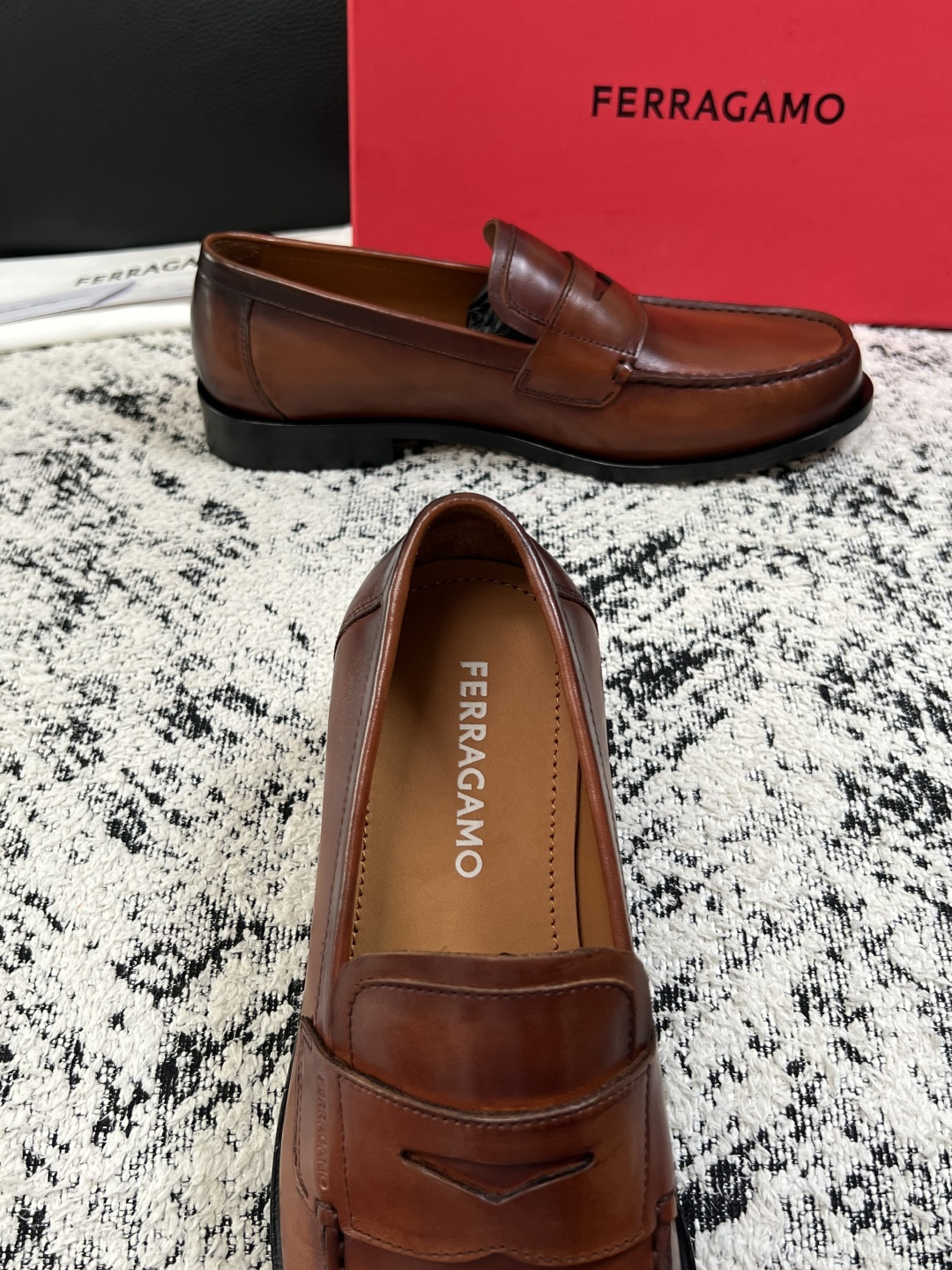 Ferragamo  高品质  顶级工艺品  菲拉格慕  皮鞋专柜同步发售原厂配置，意大利进口原版牛皮，进口水染牛里 ，
