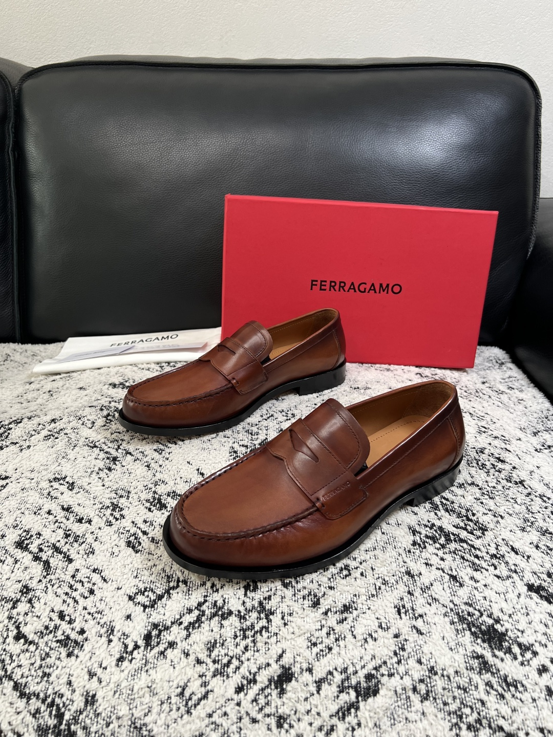 Ferragamo  高品质  顶级工艺品  菲拉格慕  皮鞋专柜同步发售原厂配置，意大利进口原版牛皮，进口水染牛里 ，