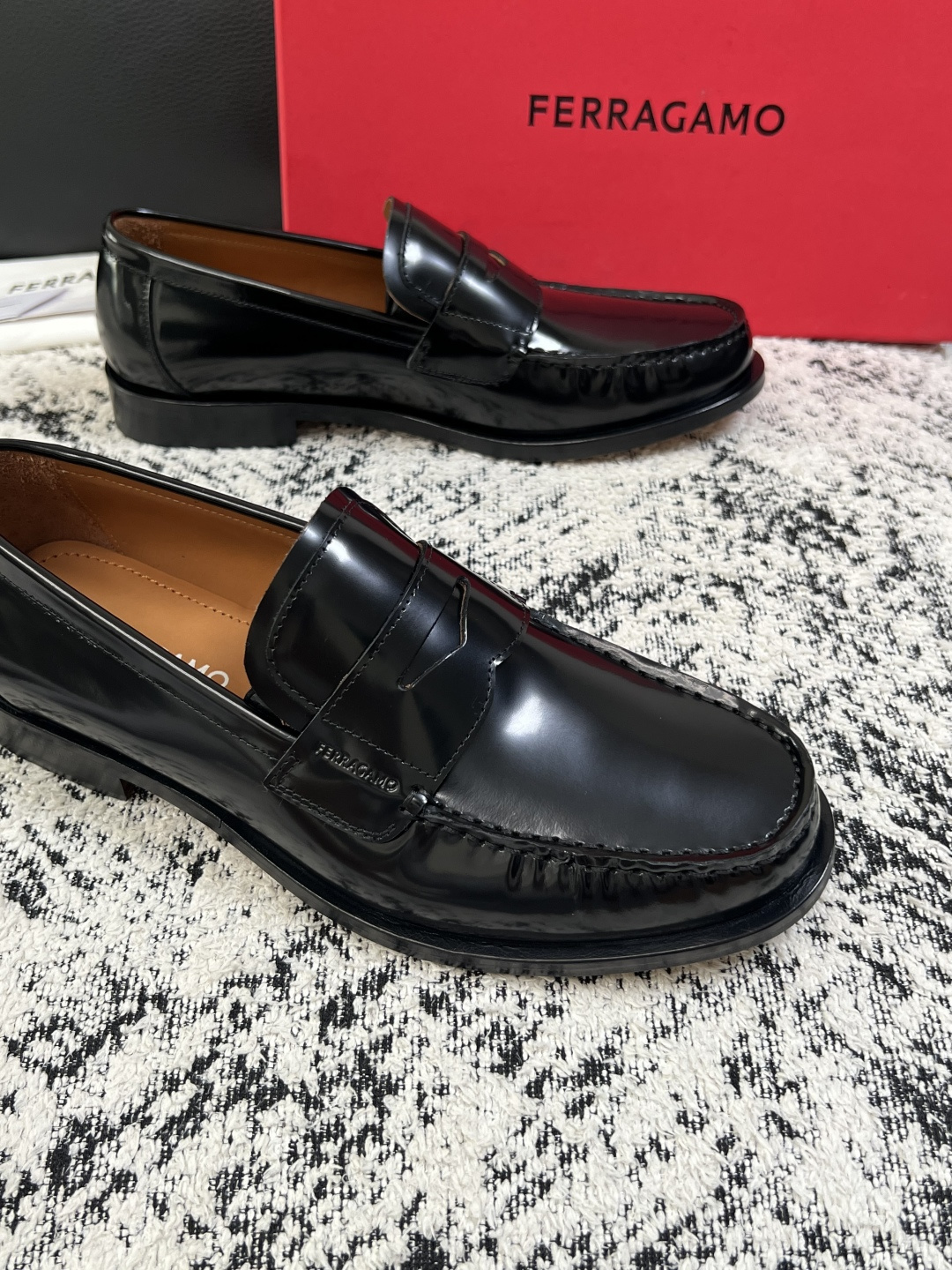 Ferragamo  高品质  顶级工艺品  菲拉格慕  皮鞋专柜同步发售原厂配置，意大利进口原版牛皮，进口水染牛里 ，
