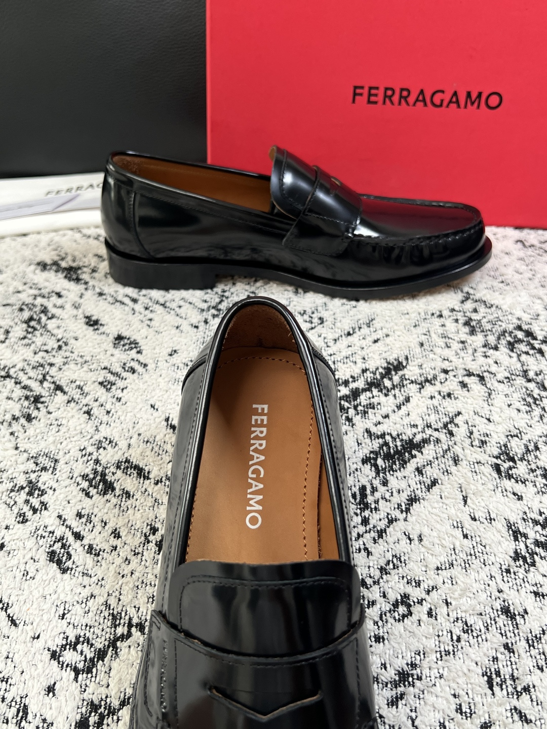 Ferragamo  高品质  顶级工艺品  菲拉格慕  皮鞋专柜同步发售原厂配置，意大利进口原版牛皮，进口水染牛里 ，