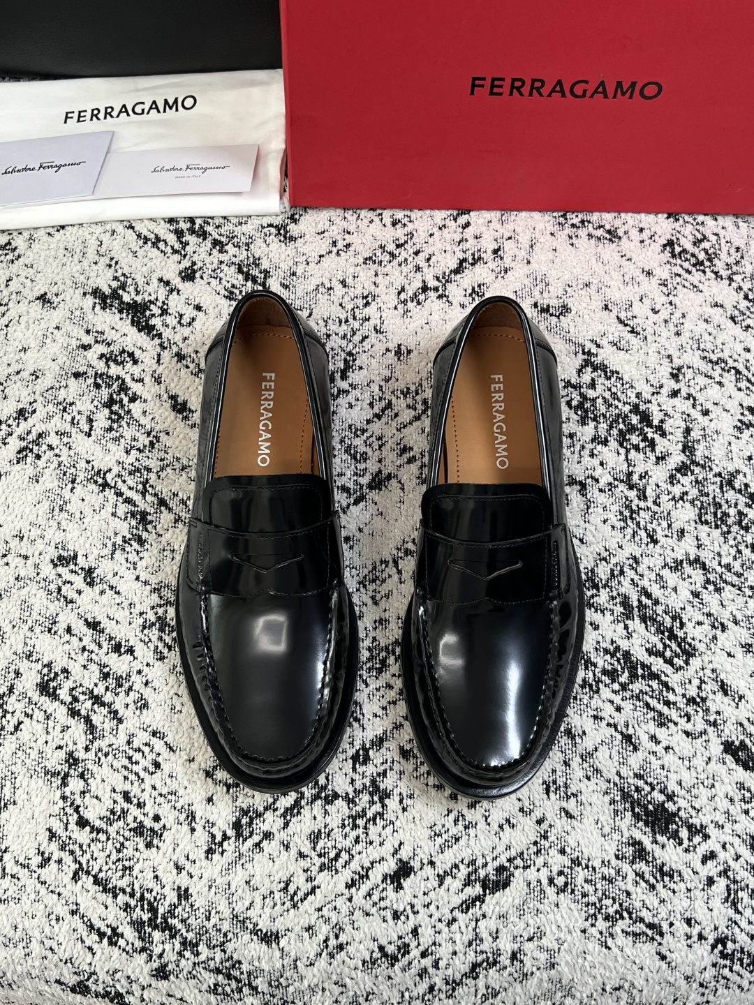 Ferragamo  高品质  顶级工艺品  菲拉格慕  皮鞋专柜同步发售原厂配置，意大利进口原版牛皮，进口水染牛里 ，